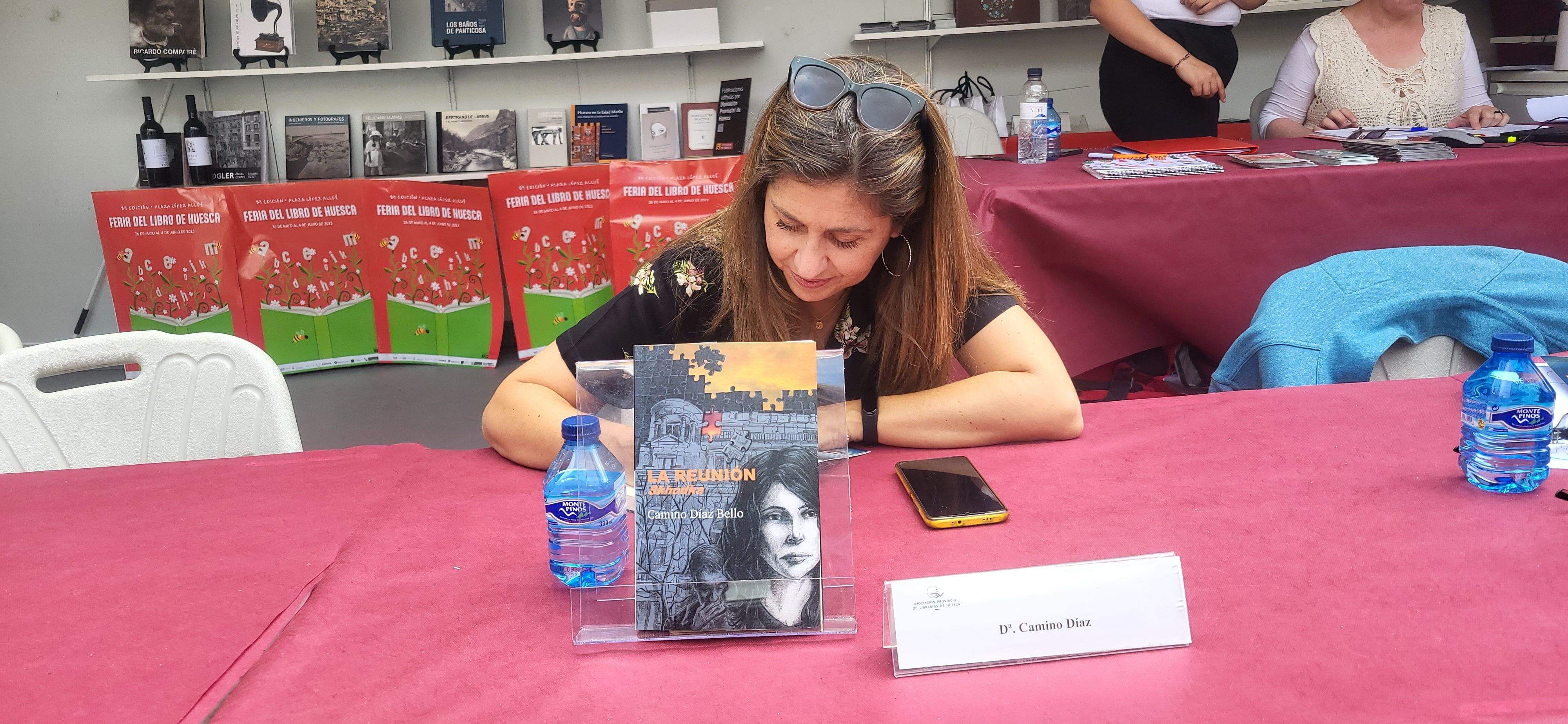 Camino Díaz, firmando ejemplares en la 39ª Feria del Libro de Huesca. Foto Myriam Martínez
