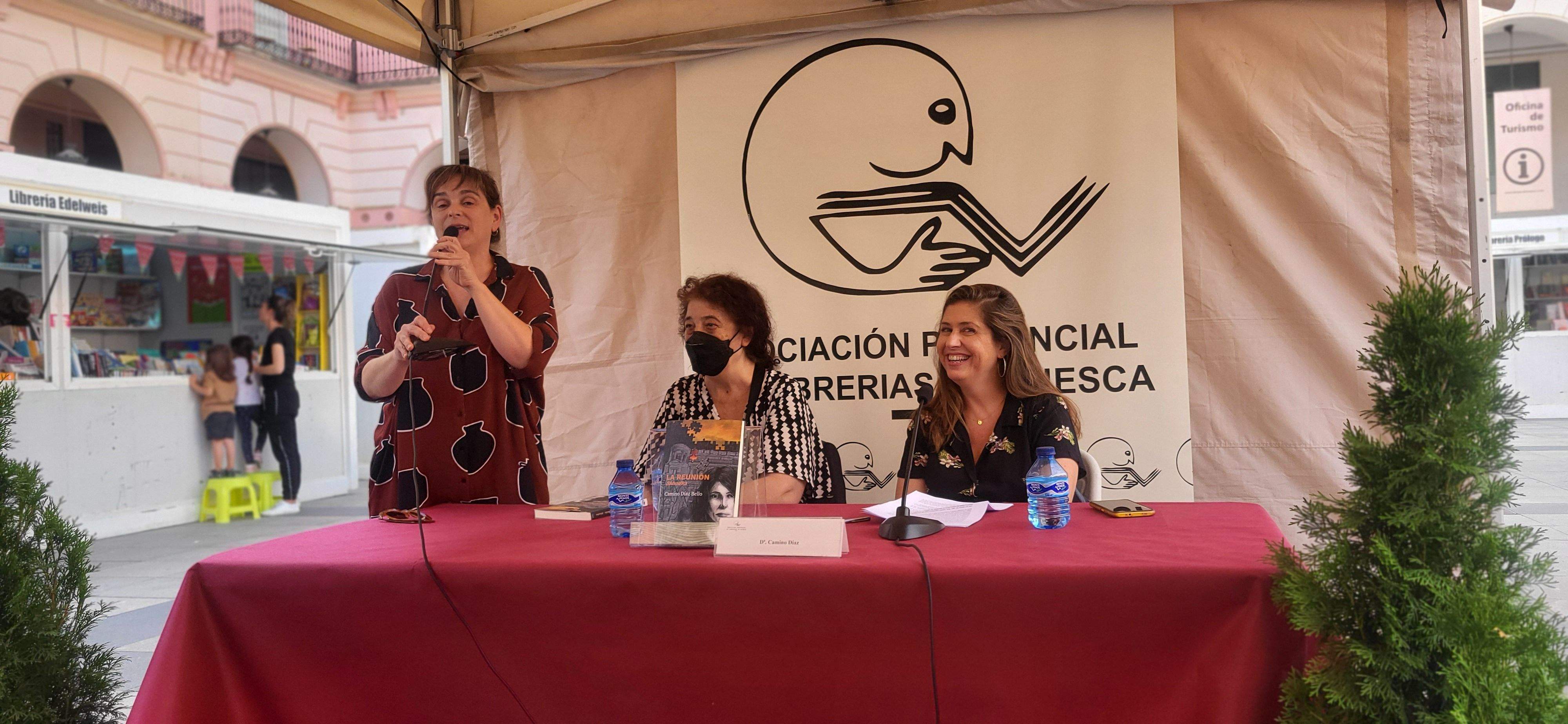 Camino Díaz, presentando su libro en la 39ª Feria del Libro de Huesca. Foto Myriam Martínez
