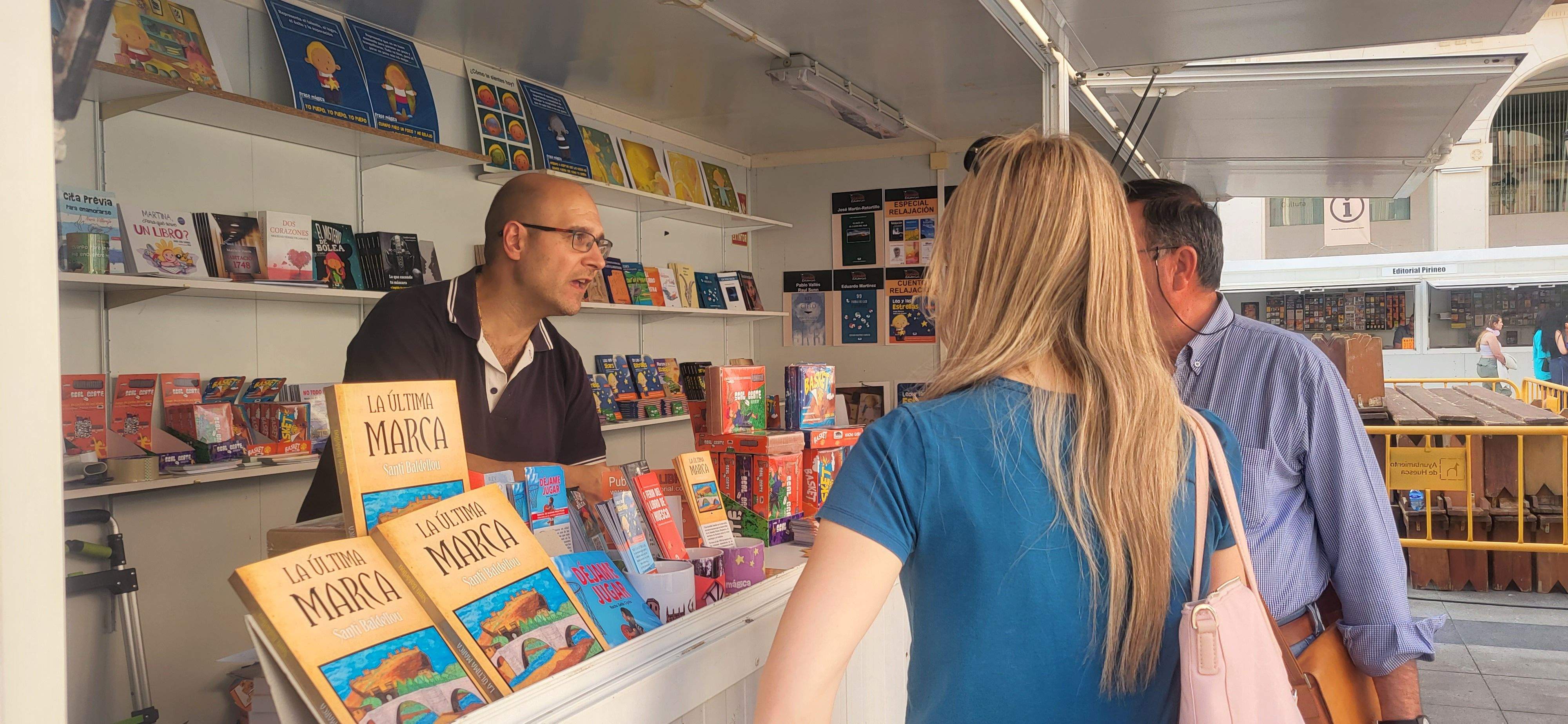 Ambiente en la 39 edición de la Feria del Libro de Huesca. Foto Myriam Martínez