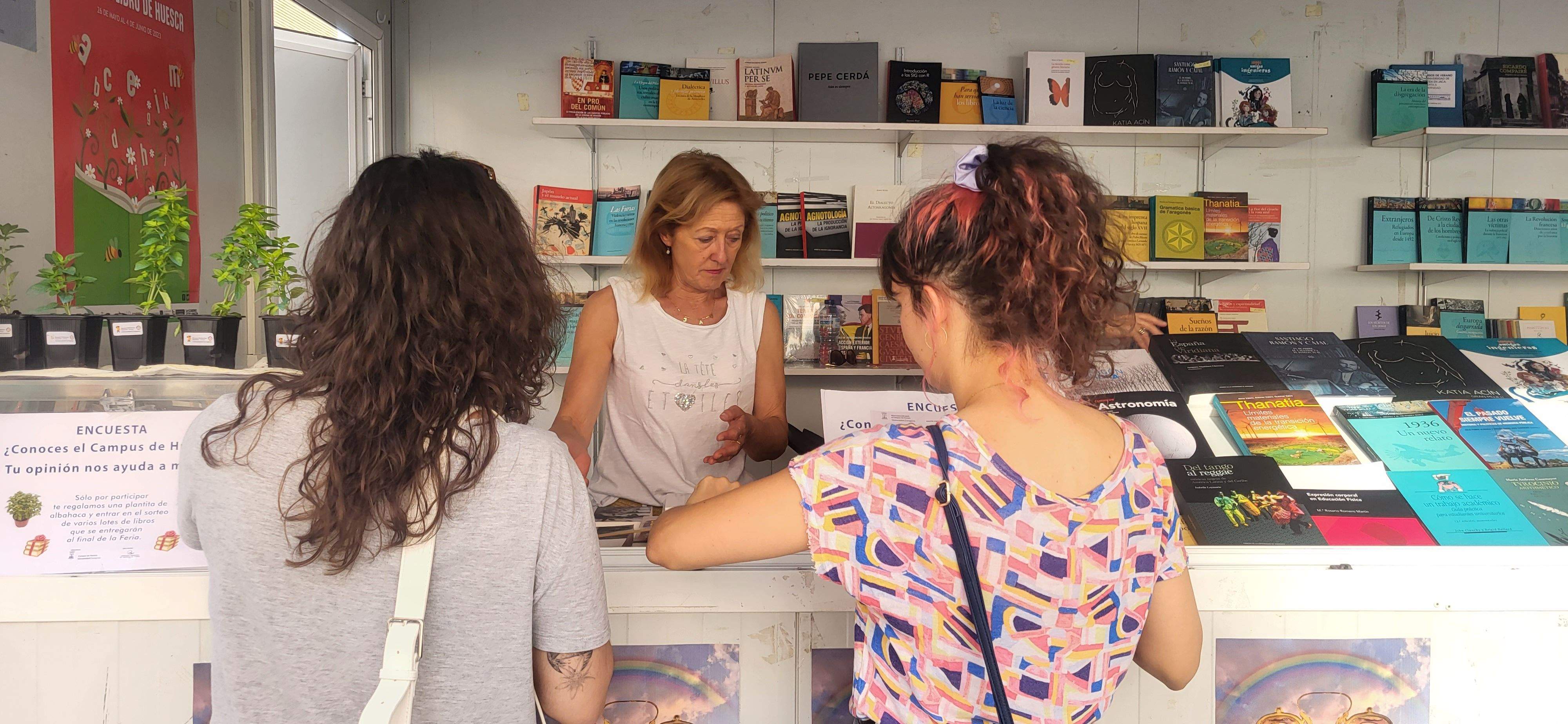 Ambiente en la 39 edición de la Feria del Libro de Huesca. Foto Myriam Martínez