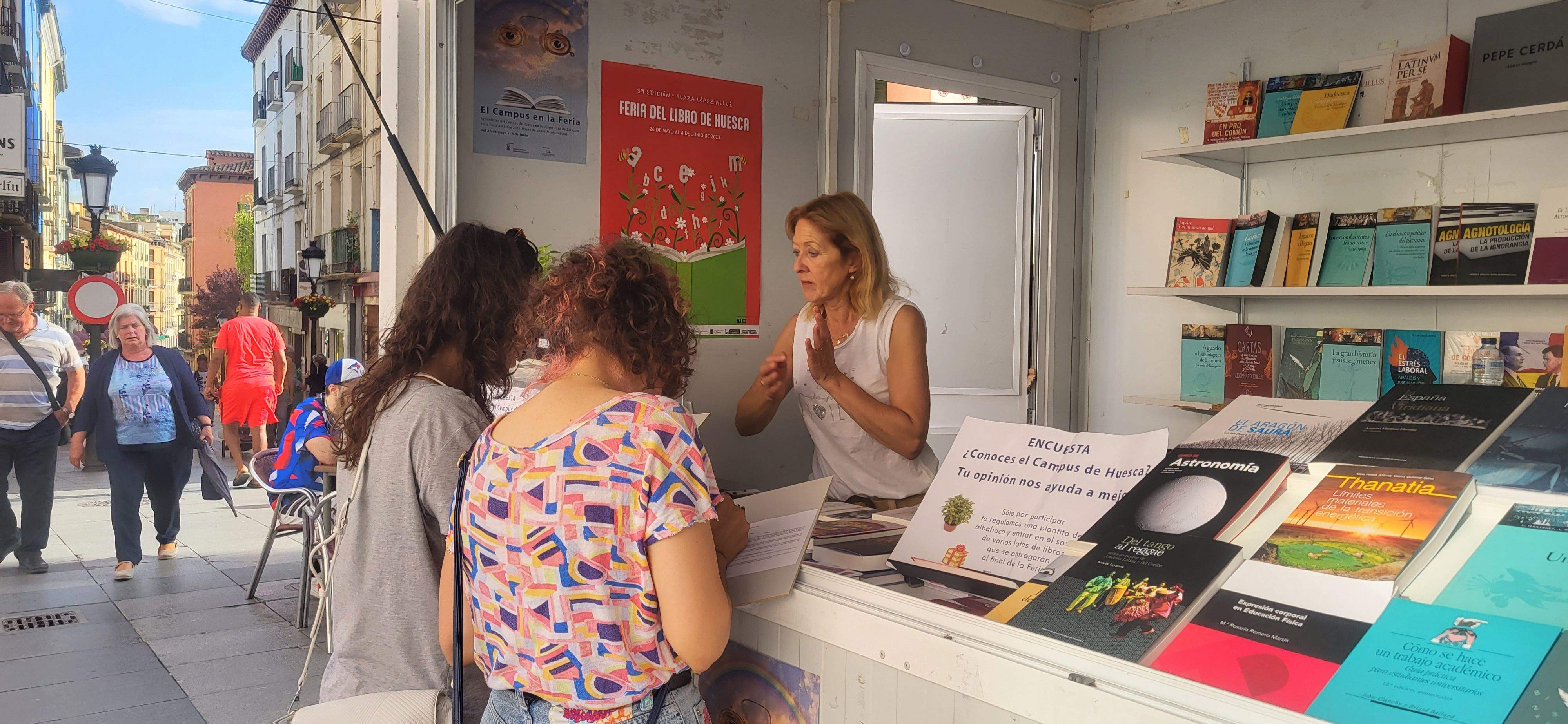 Ambiente en la 39 edición de la Feria del Libro de Huesca. Foto Myriam Martínez