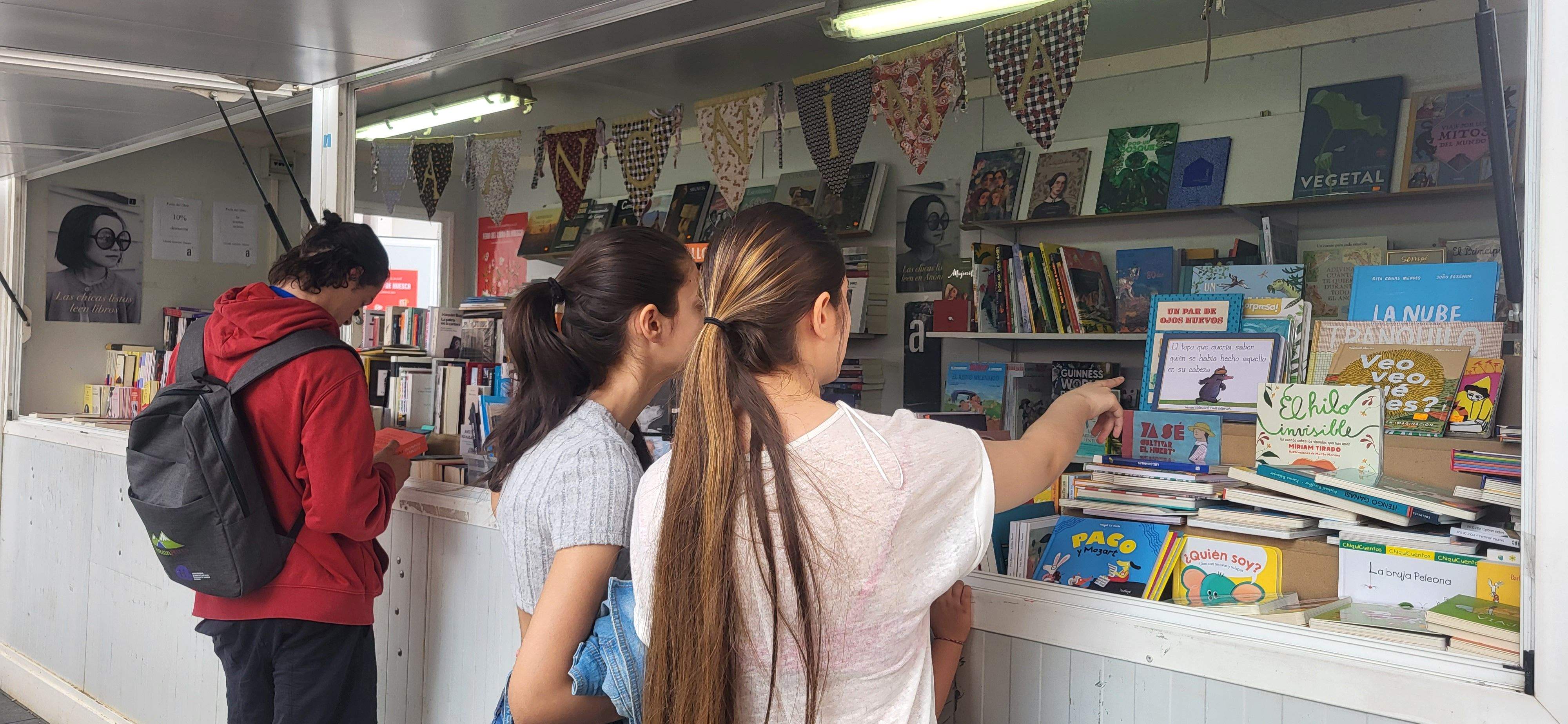 Ambiente en la 39 edición de la Feria del Libro de Huesca. Foto Myriam Martínez