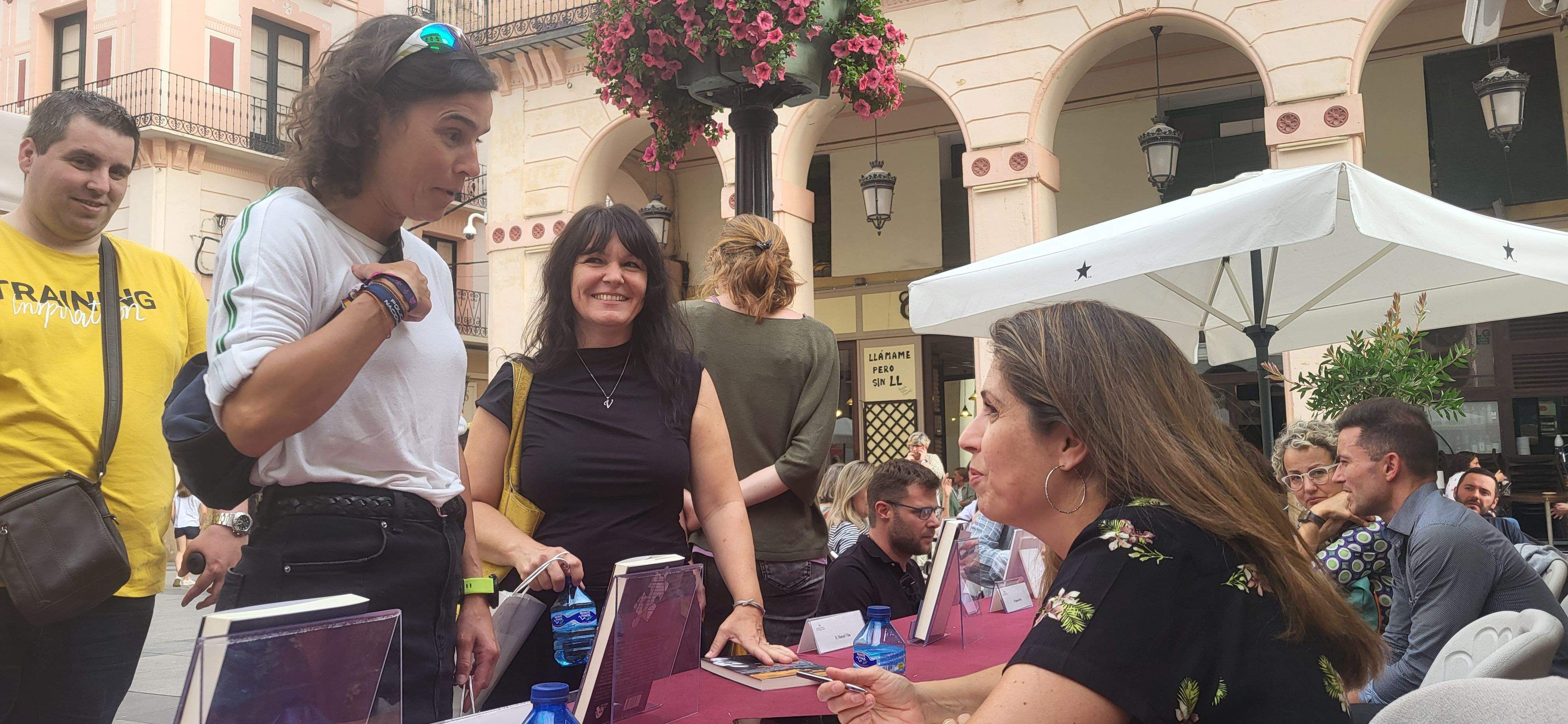 Camino Díaz, firmando ejemplares en la 39ª Feria del Libro de Huesca. Foto Myriam Martínez