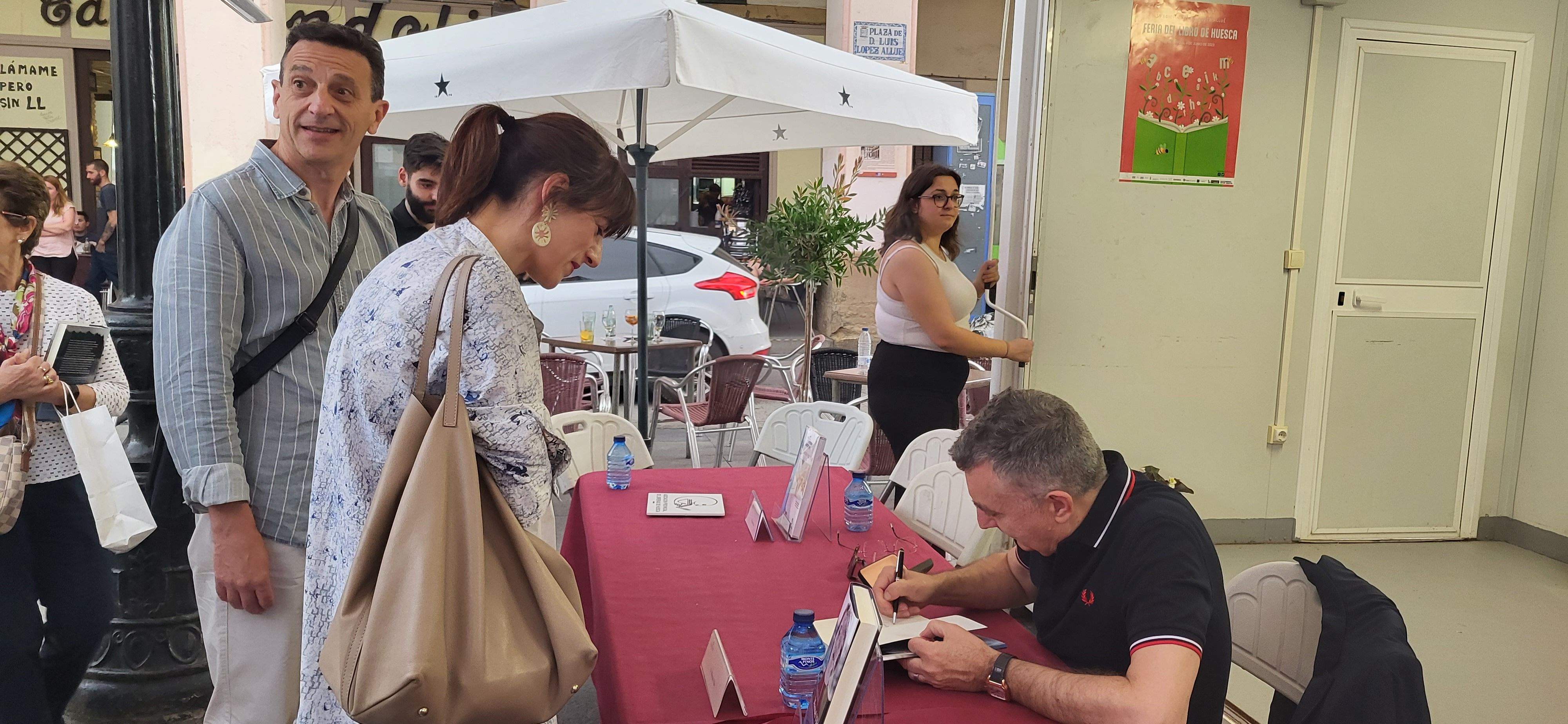 Manuel Vilas, firmando ejemplares. Foto Myriam Martínez