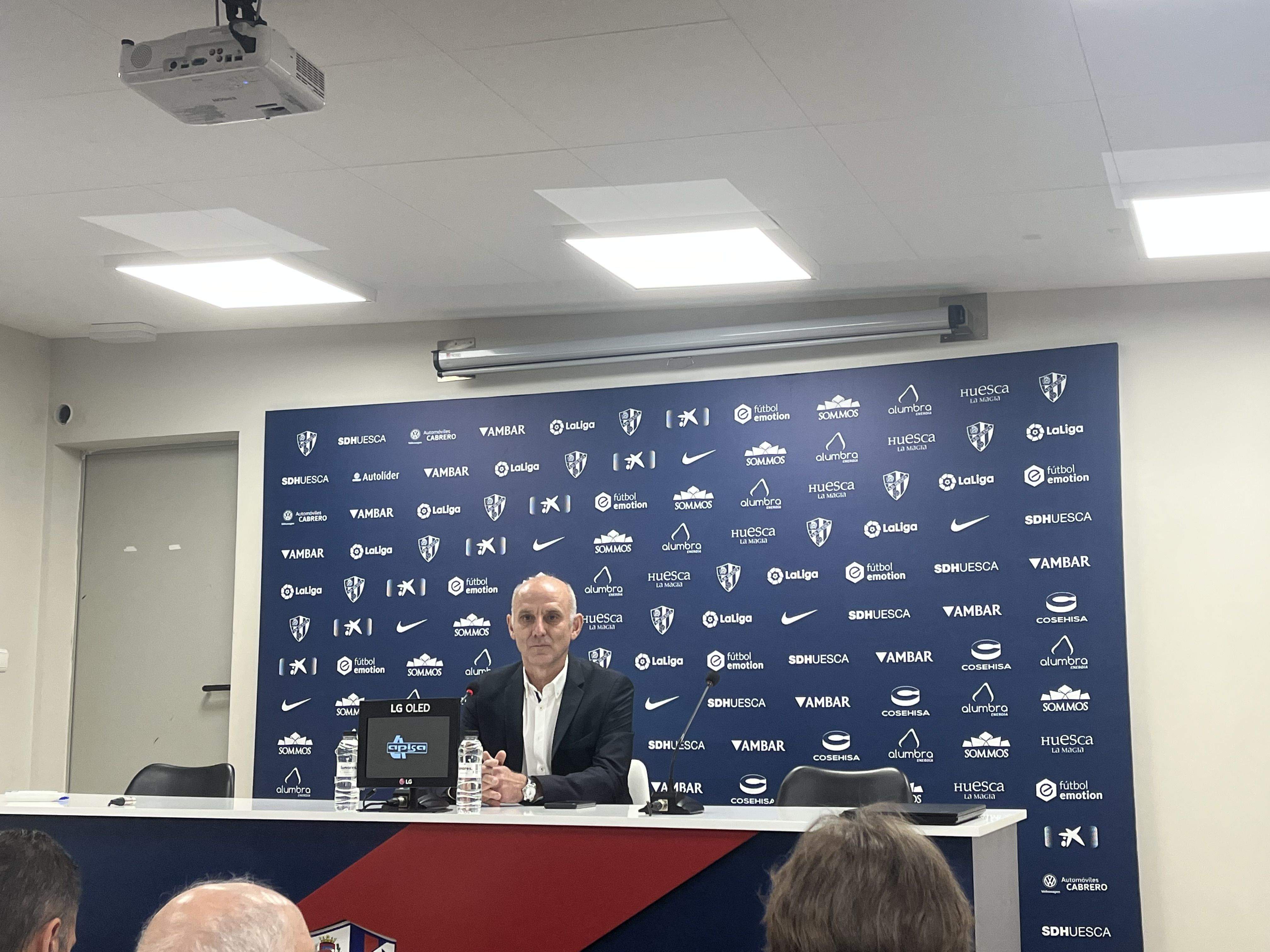 Ángel Martín González, en la rueda de prensa de este martes, donde ha hecho balance de la temporada de la SD Huesca: "Aunque no guste a la afición, el objetivo son los 50 puntos". Foto: A. Mora