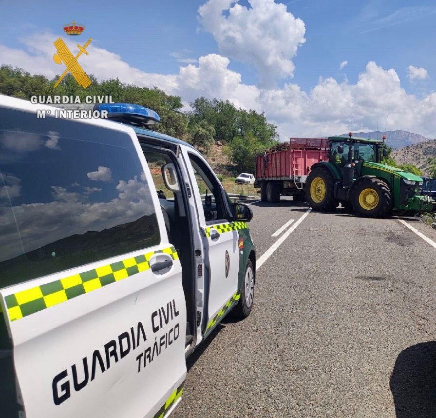 Imagen del lugar del accidente con los dos vehículos implicados. Foto Guardia Civil