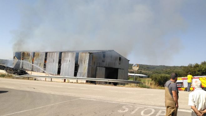 Imagen de la nave afectada por un incendio en Azlor. Imagen de la nave afectada por un incendio en Azlor.