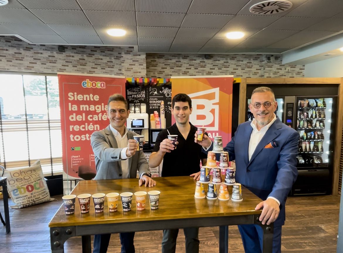 Manuel Torres, Jorge Pérez y Raúl Benito, con los vasos de cine