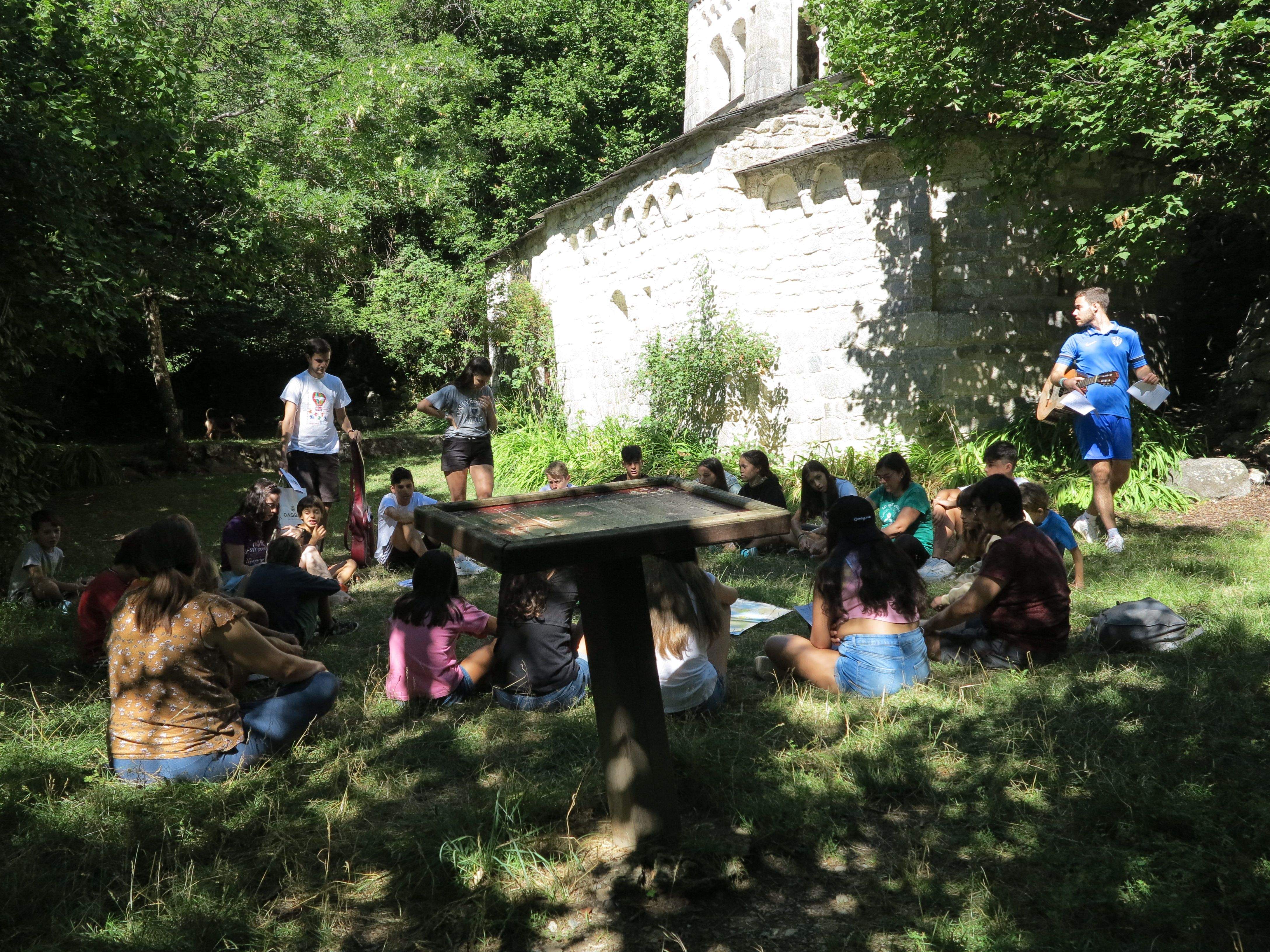 Niñas y niños del Junior con los monitores en El Run.