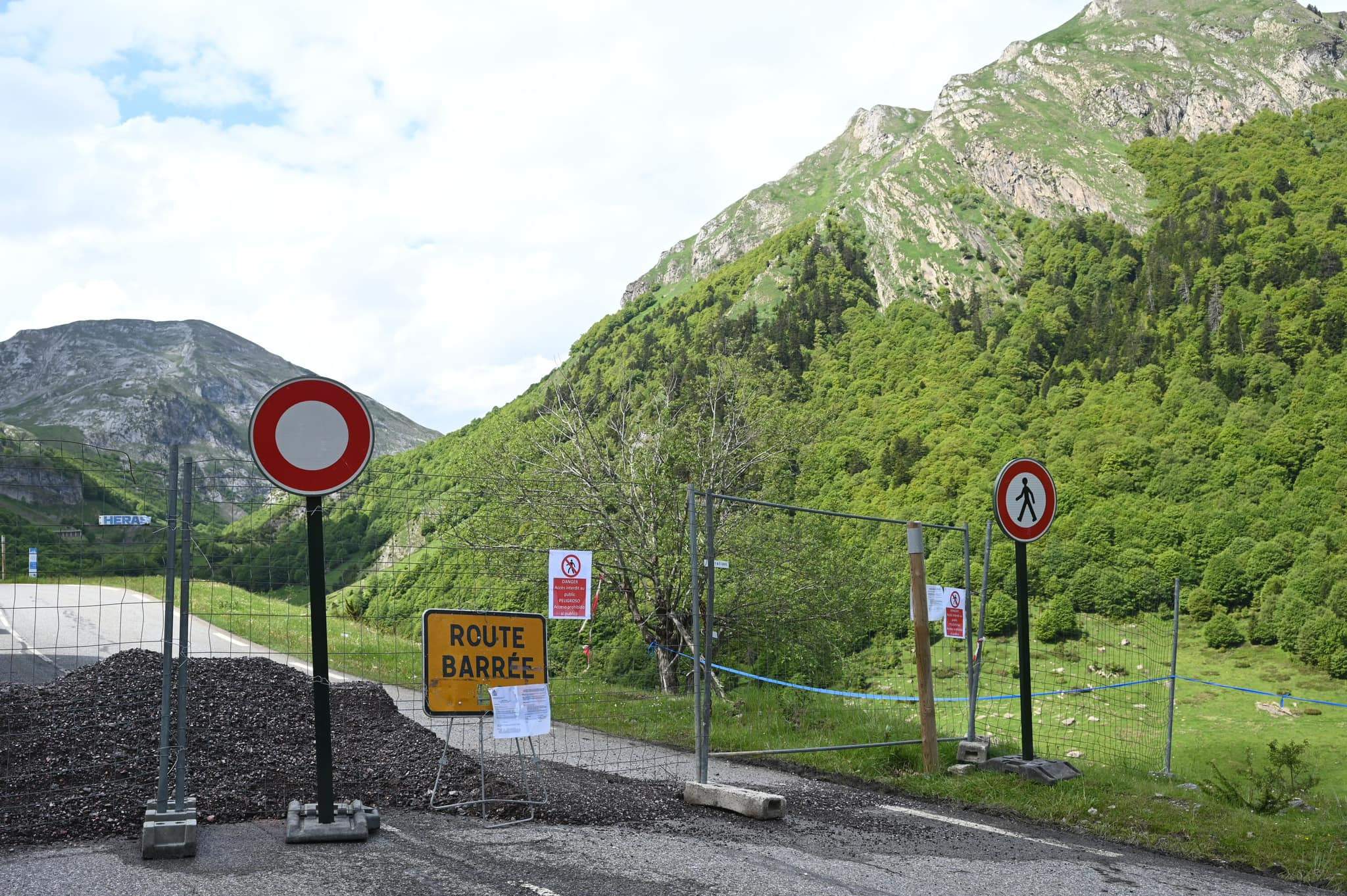 Vallas y señales que impiden el paso en la zona francesa de el Portalet.