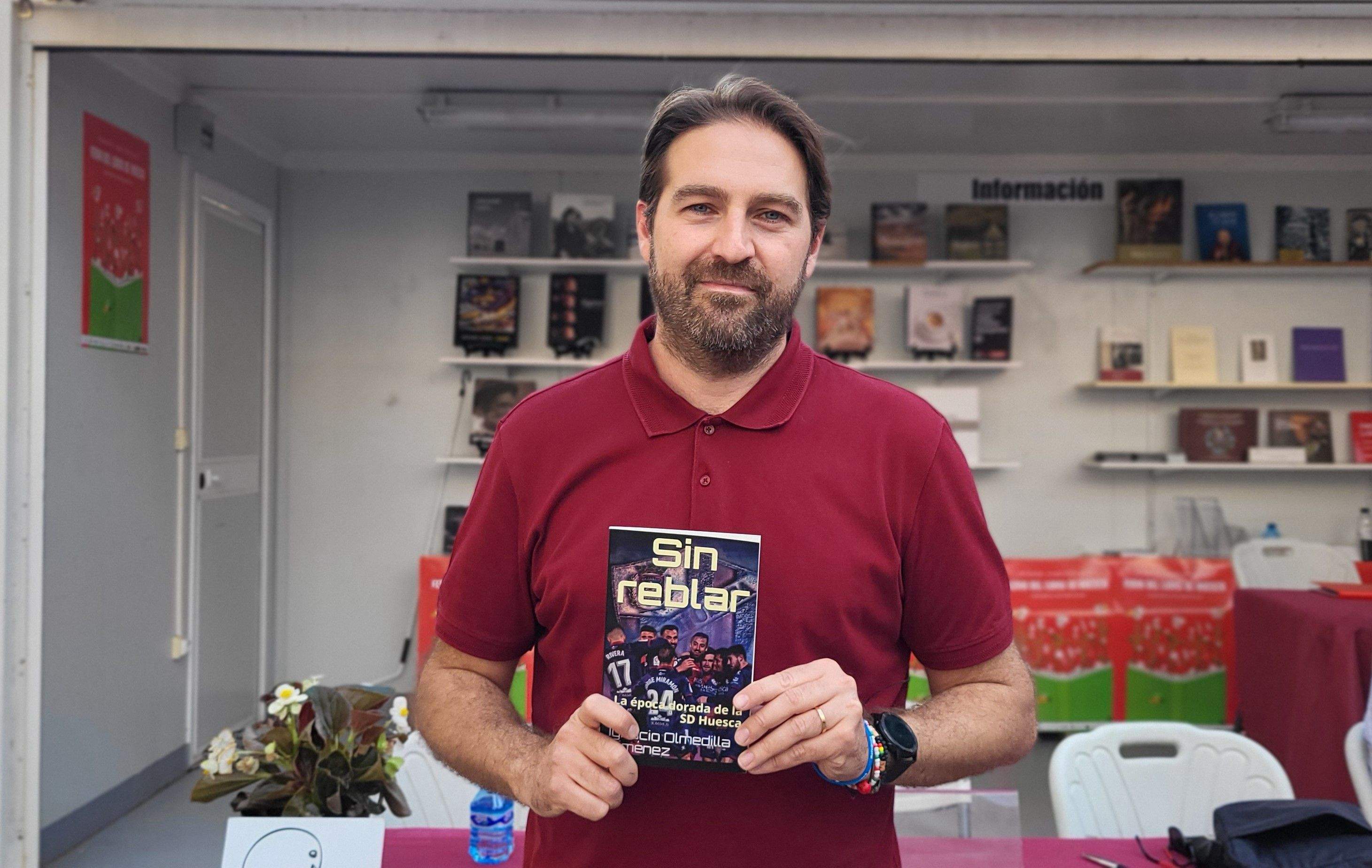 Ignacio Olmedilla con su libro "Sin reblar" en la Feria del Libro de Huesca.
