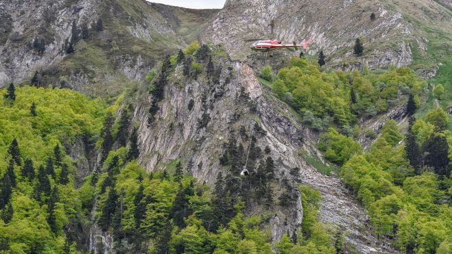 Imagen de un helicóptero realizando labores este mismo martes. Imagen de un helicóptero realizando labores este mismo martes.