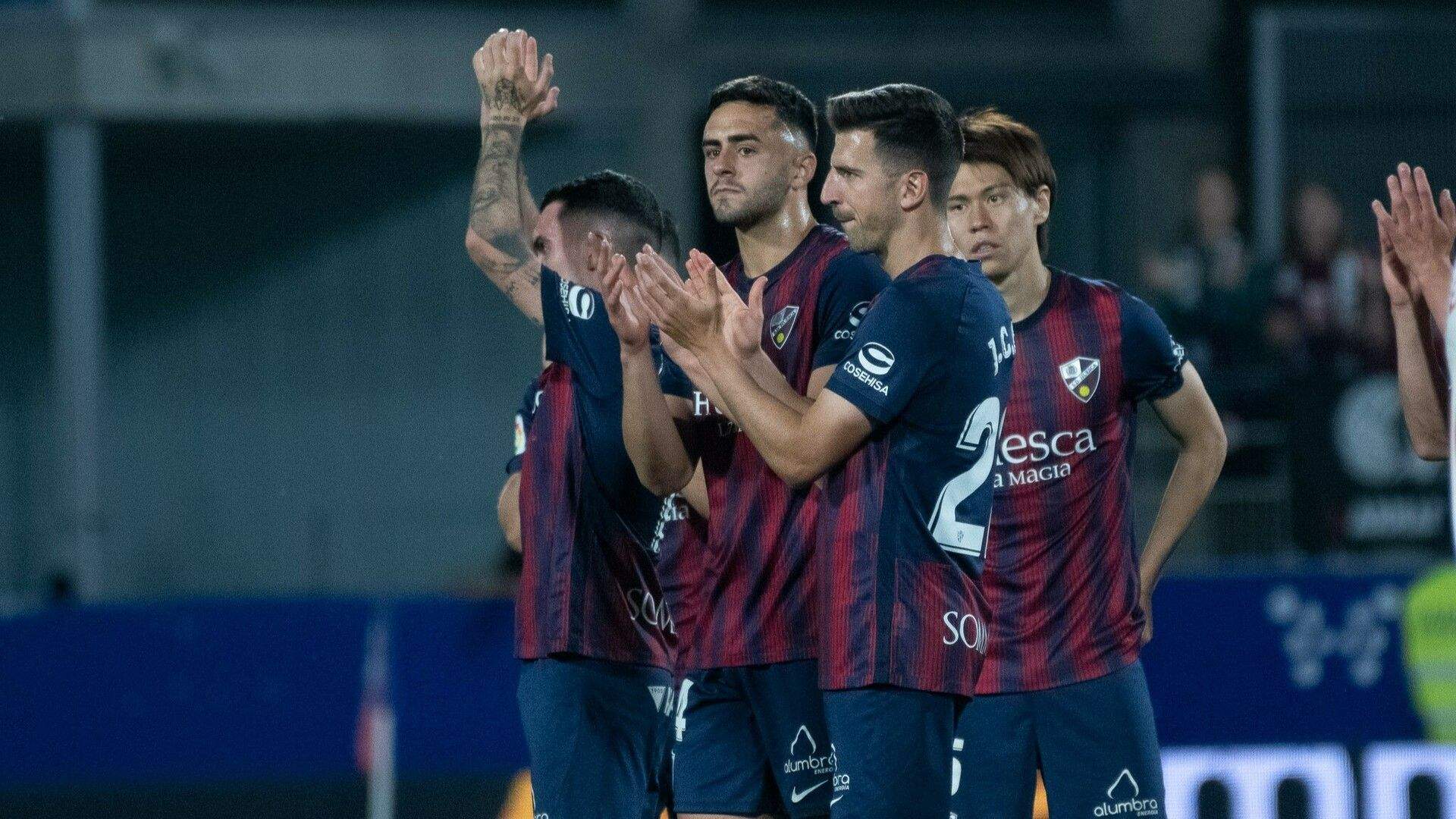 Jugadores del Huesca aplauden a la afición en el último partido.
