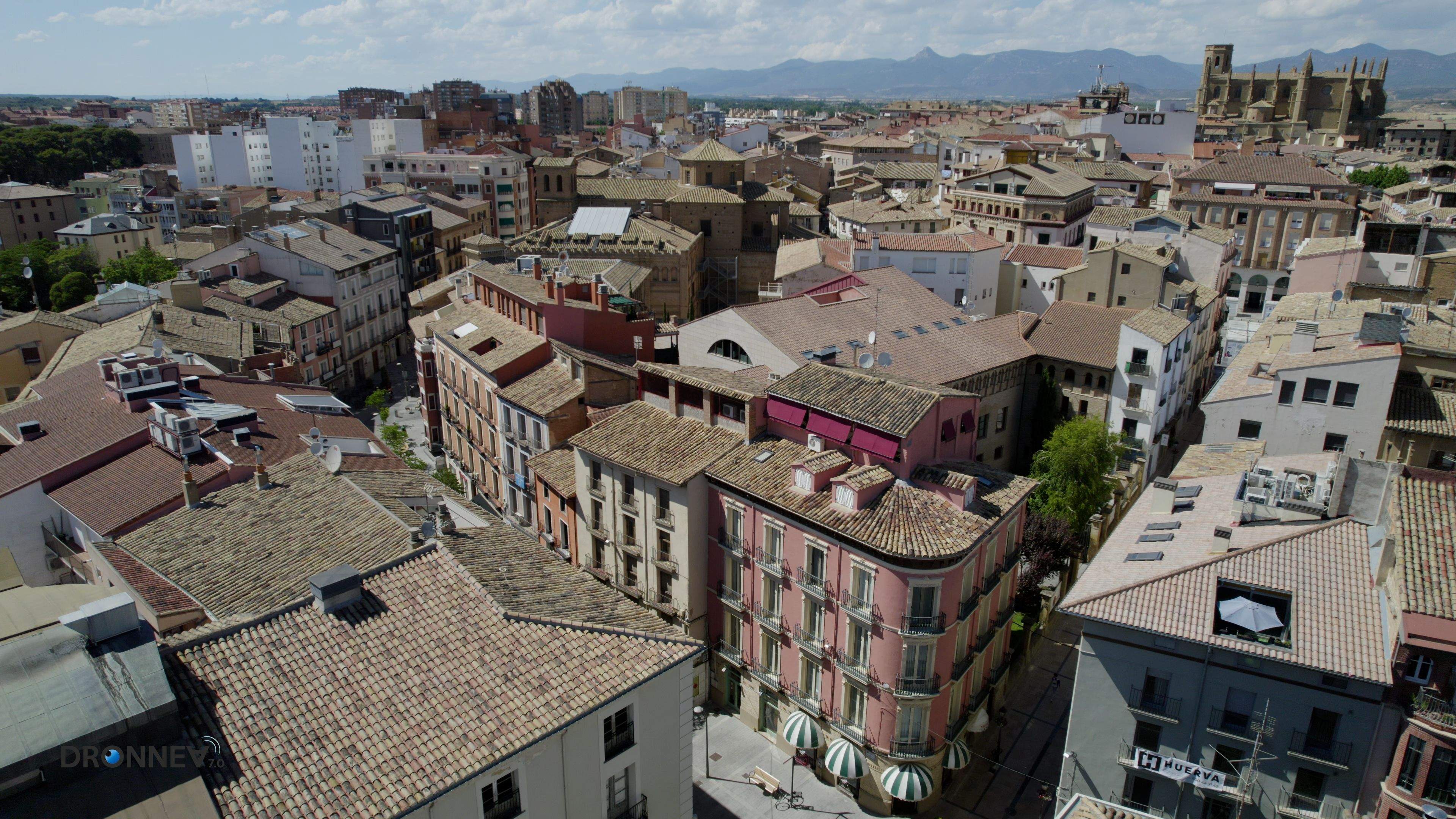 Los cosos y su confluencia son el gran distribuidor de la monumentalidad. Vamos hacia la Catedral y hacia la Campana de Ramiro, el Monje. Siempre mirando hacia arriba. El sino de una ciudad trascendente.