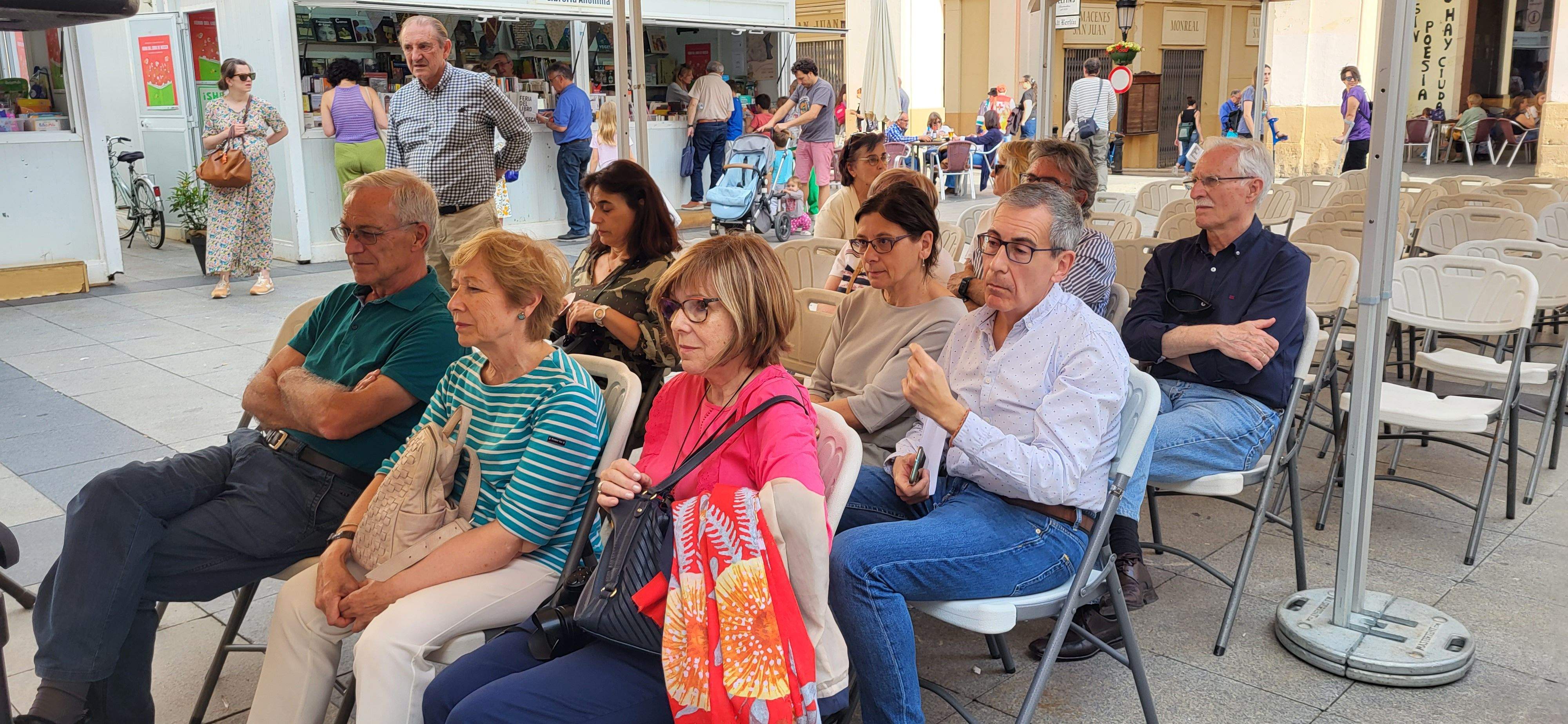 Asistentes a la presentación de Enrique Corbera en la Feria del Libro de Huesca.  Foto: Mercedes Manterola