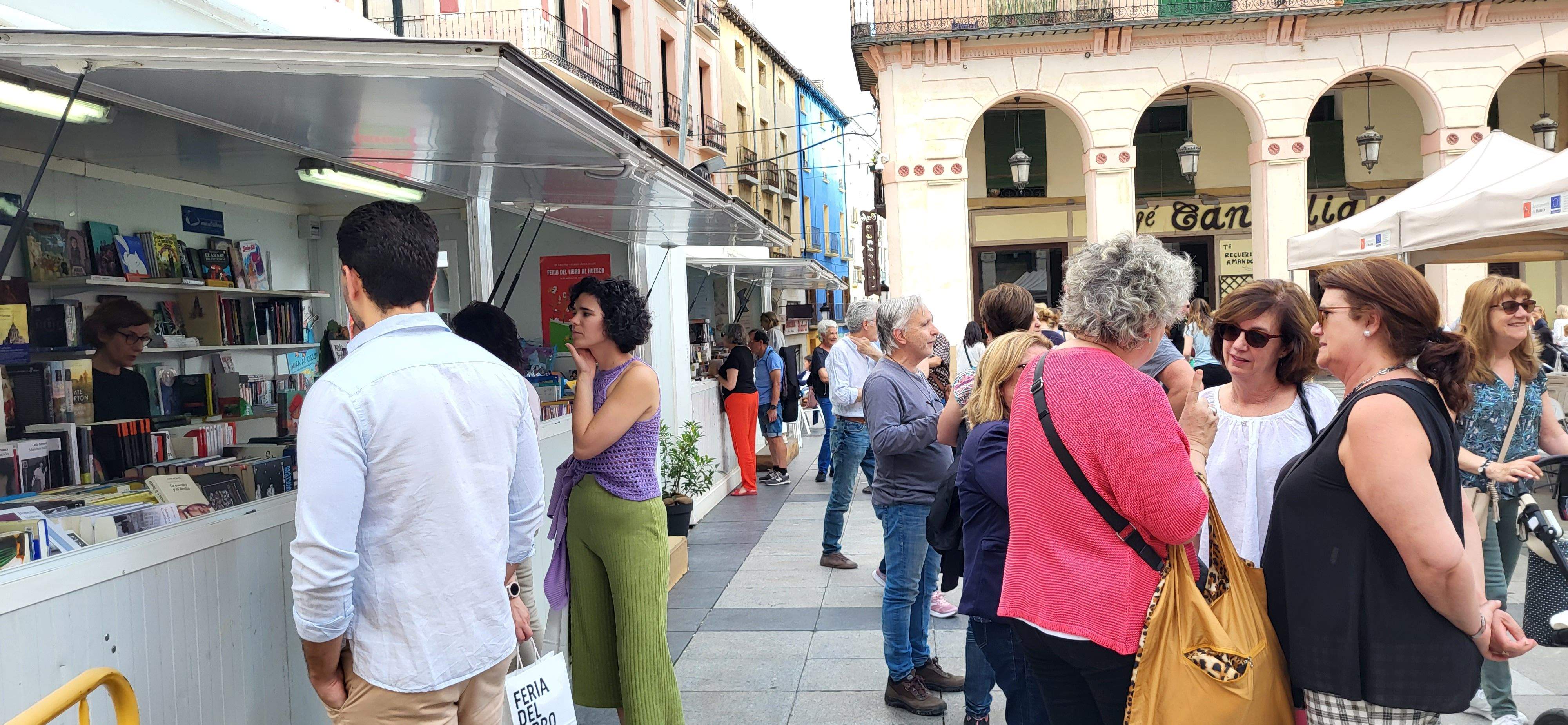 Ambiente este martes  en la Feria del Libro de Huesca. Foto: Mercedes Manterola