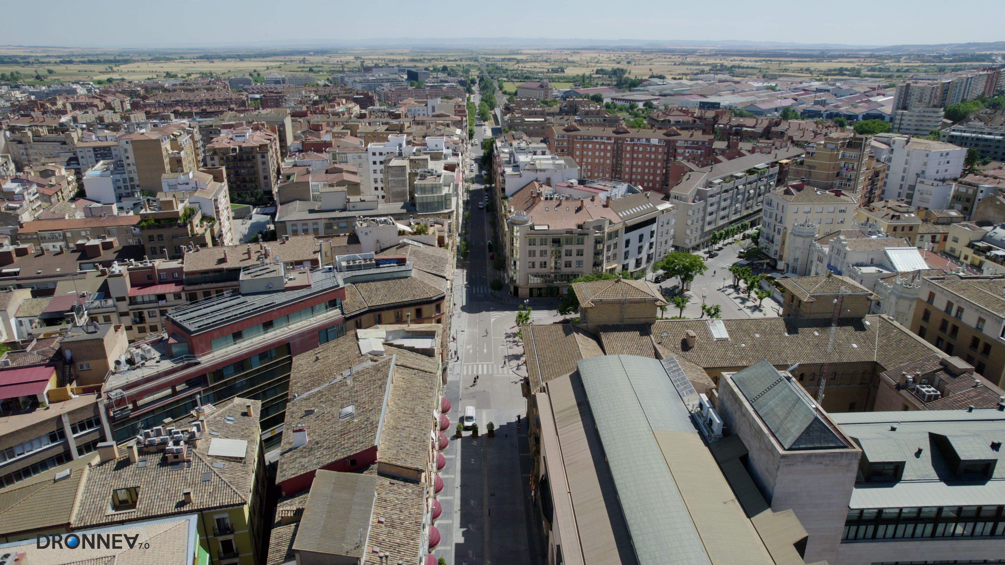 Los Porches de Galicia (que no de la Comunidad Autónoma, válgame Dios la extemporaneidad) caminan hacia la Plaza de Navarra. Les esperan las musas y don Manuel Camo y Nogués (y también, quizás, Hacienda). Seguro, la Granja Anita.