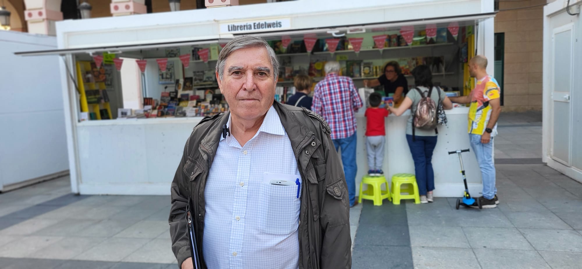 Enrique Corbera en la Feria del Libro de Huesca.