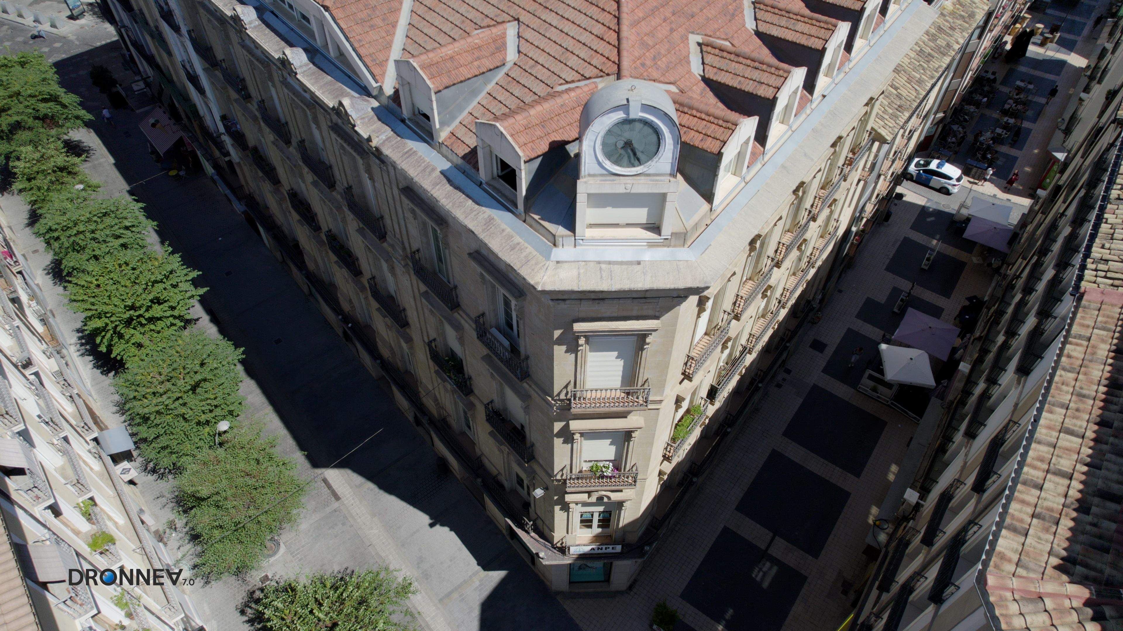 El reloj que nadie ve. Banco Central que fue. Sólo lo atisban el Padre Huesca, divertido, y el dron. Reloj, marca las horas.