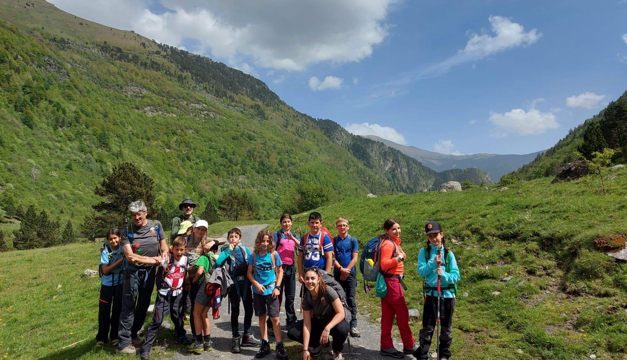 El grupo de los peques en el valle de Estós. 