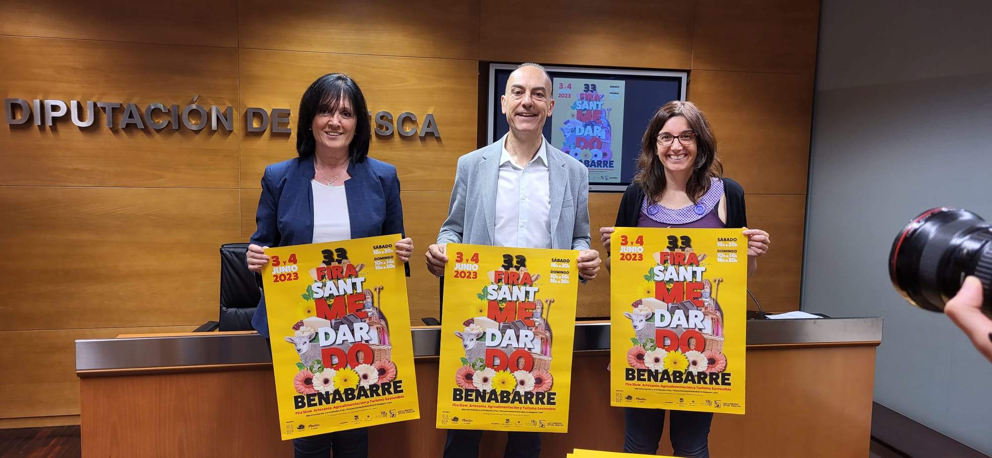 Yolanda Castelló, Alfredo Sancho y Ana Pulido, con los carteles de la Fira de Benabarre