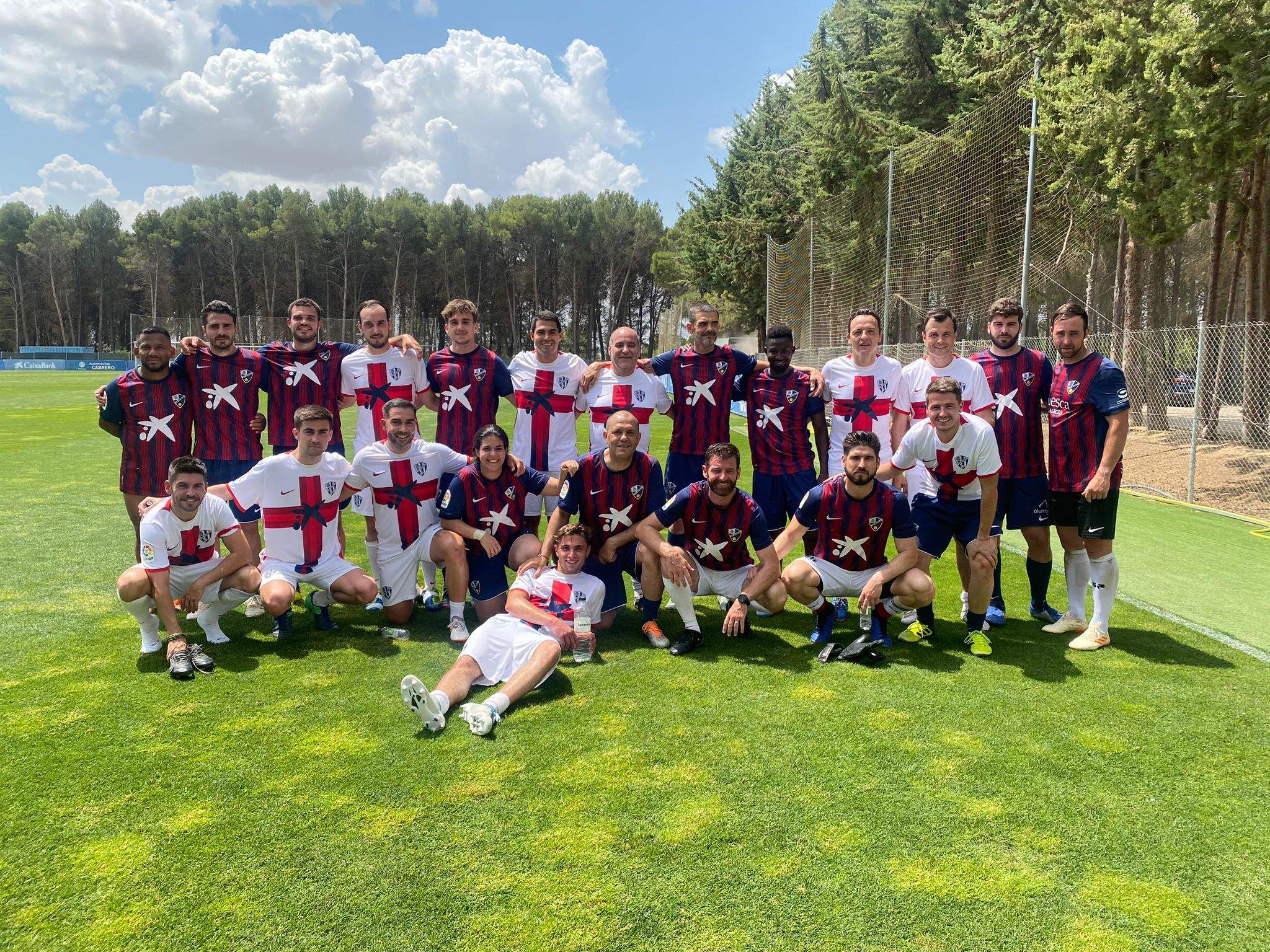 Foto de familia al finalizar el partido entre la prensa y los trabajadores del Huesca. Foto: SDH