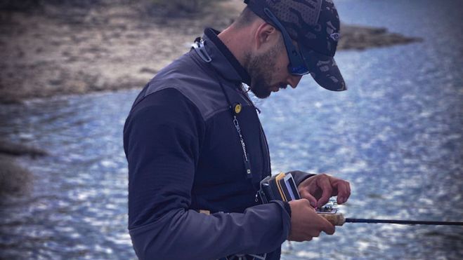 Nicolás Abadía pescando en lago