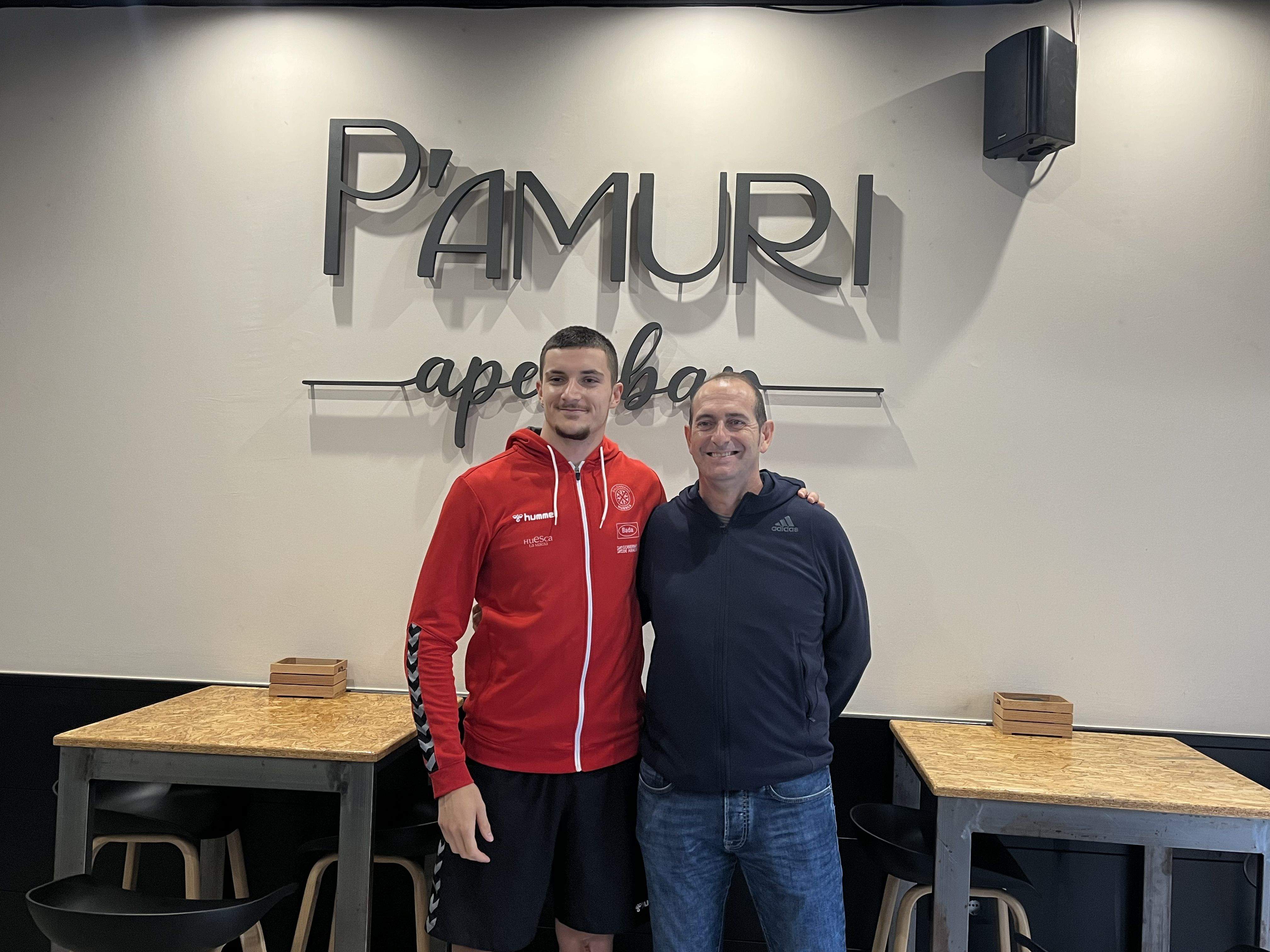 Domingo Luis Mosquera y José Nolasco, de Bada Huesca, en la previa del encuentro ante Cangas. Foto: A. Mora