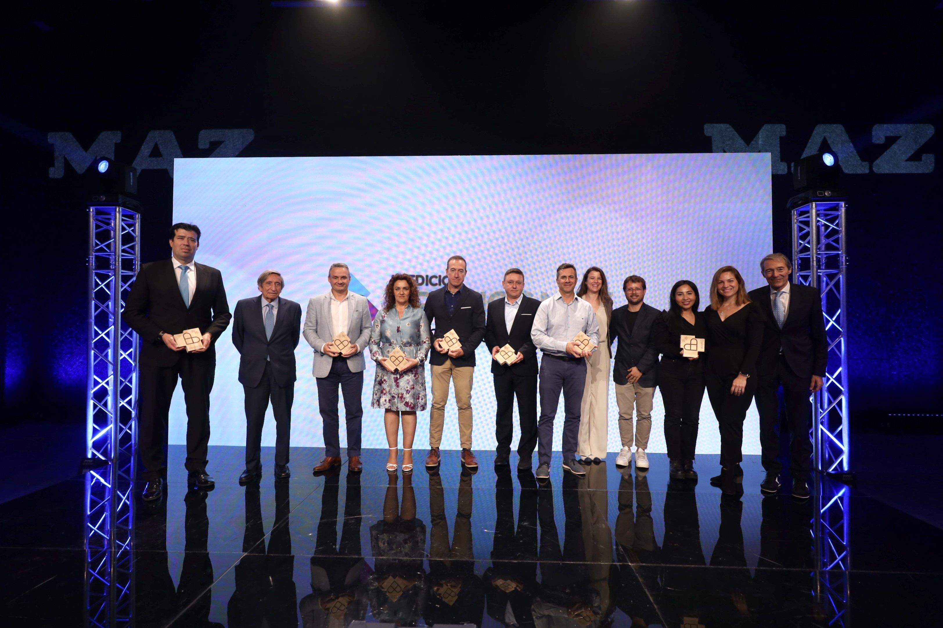 Foto de familia de los premiados por la MAZ con Palacín, de la Fundación del Hidrógeno, a la izquierda del todo