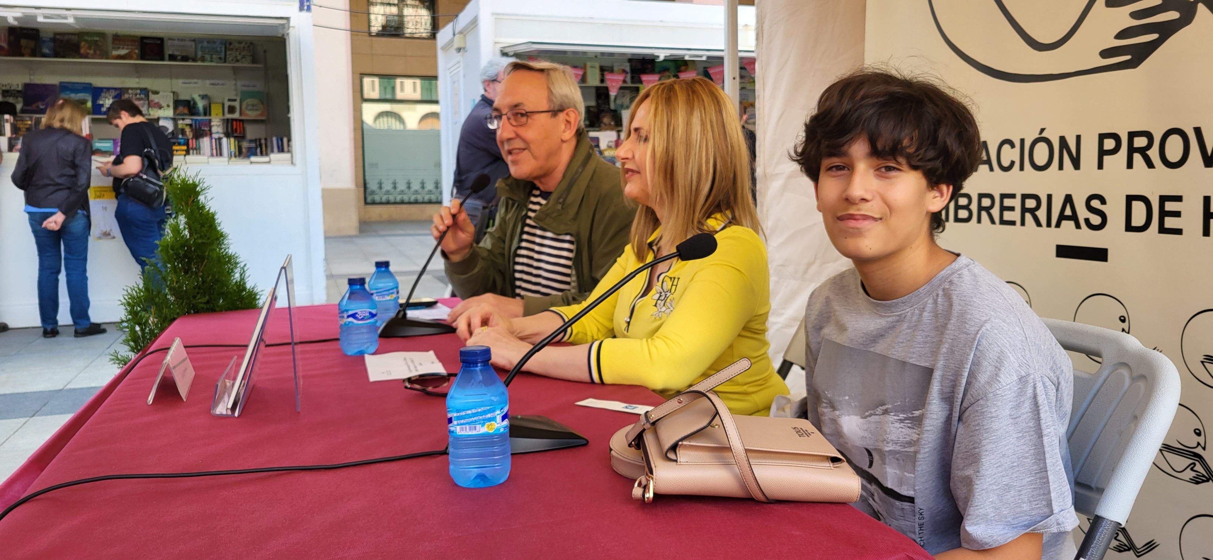 Chema Aniés, María Pilar Clau y Pablo Clau, en la 39ª Feria del Libro de Huesca. Foto Myriam Martínez
