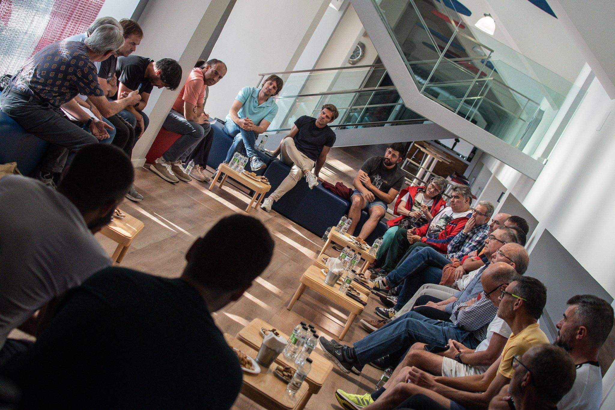 Josete Ortas y Agus Pueyo, reunidos con las Peñas del Huesca en El Alcoraz.