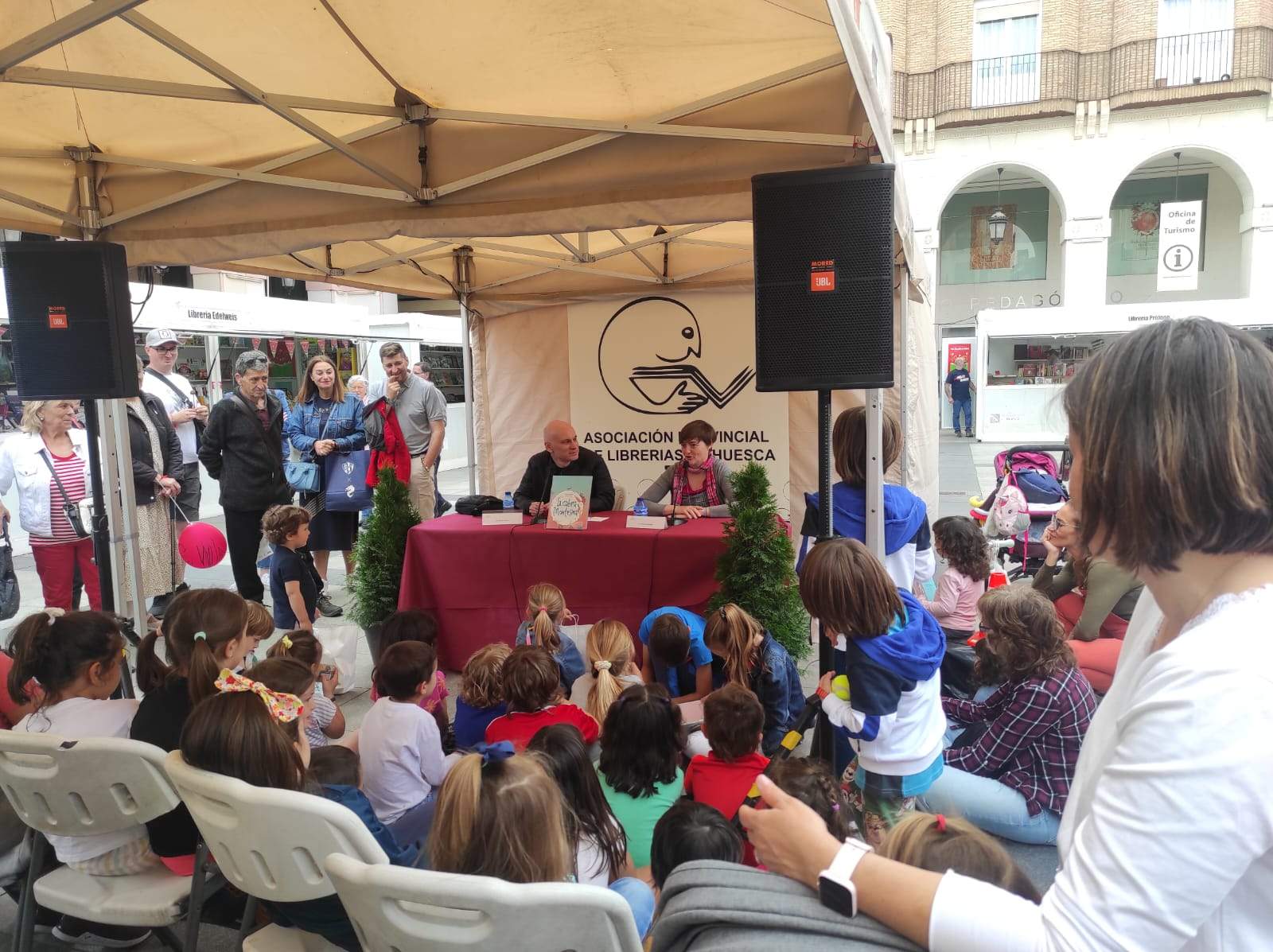 Sandra Araguás y David Guirao en la 39ª Feria del Libro de Huesca