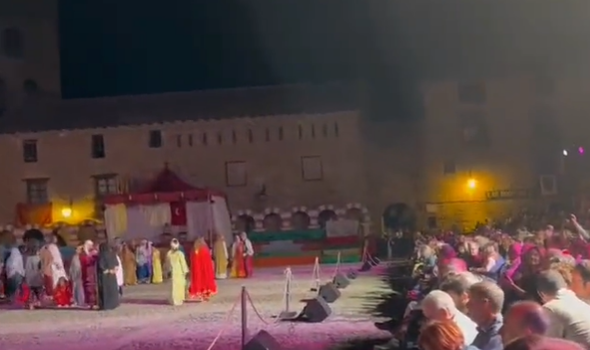 Representación de la Morisma en una plaza llena