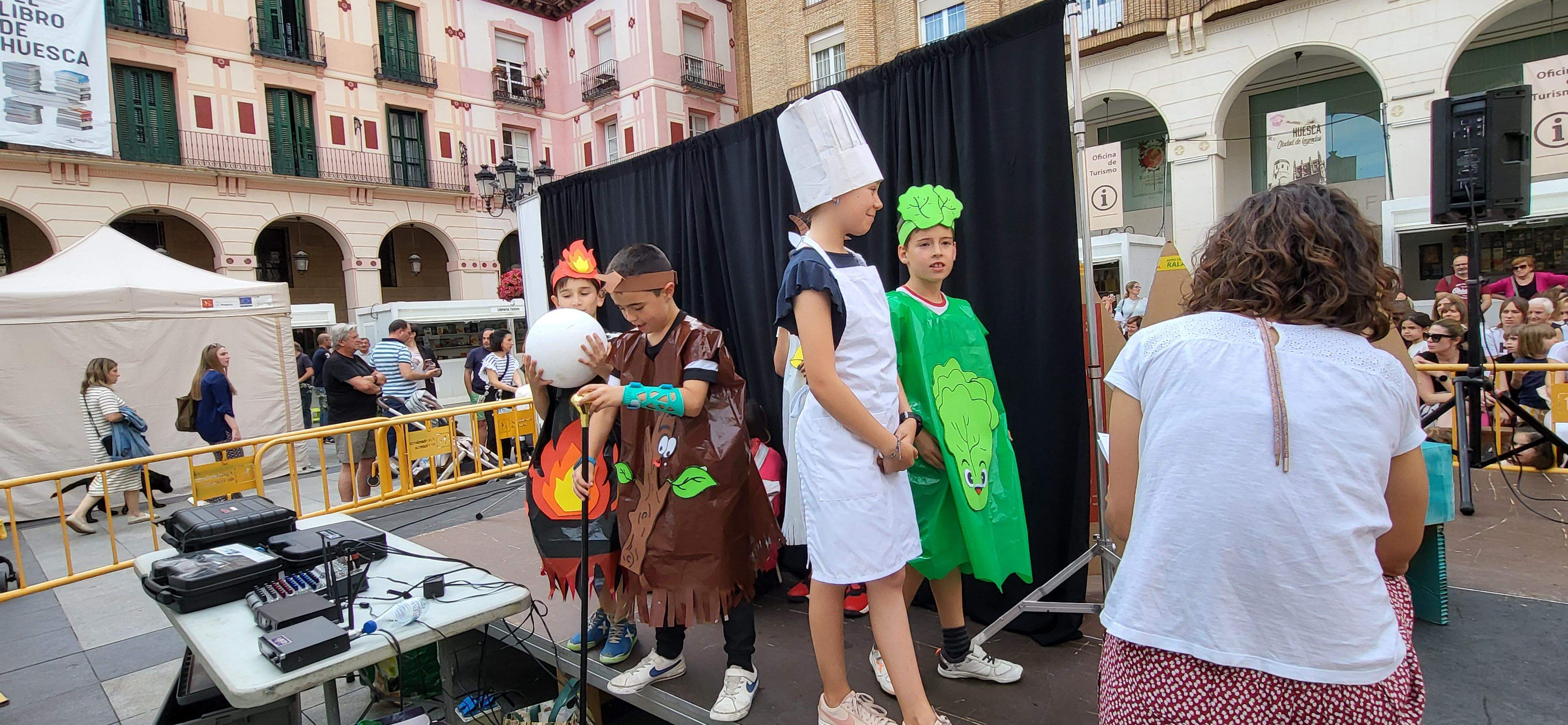 Maratón de Cuentos en la Feria del Libro de Huesca. Foto Mercedes Manterola