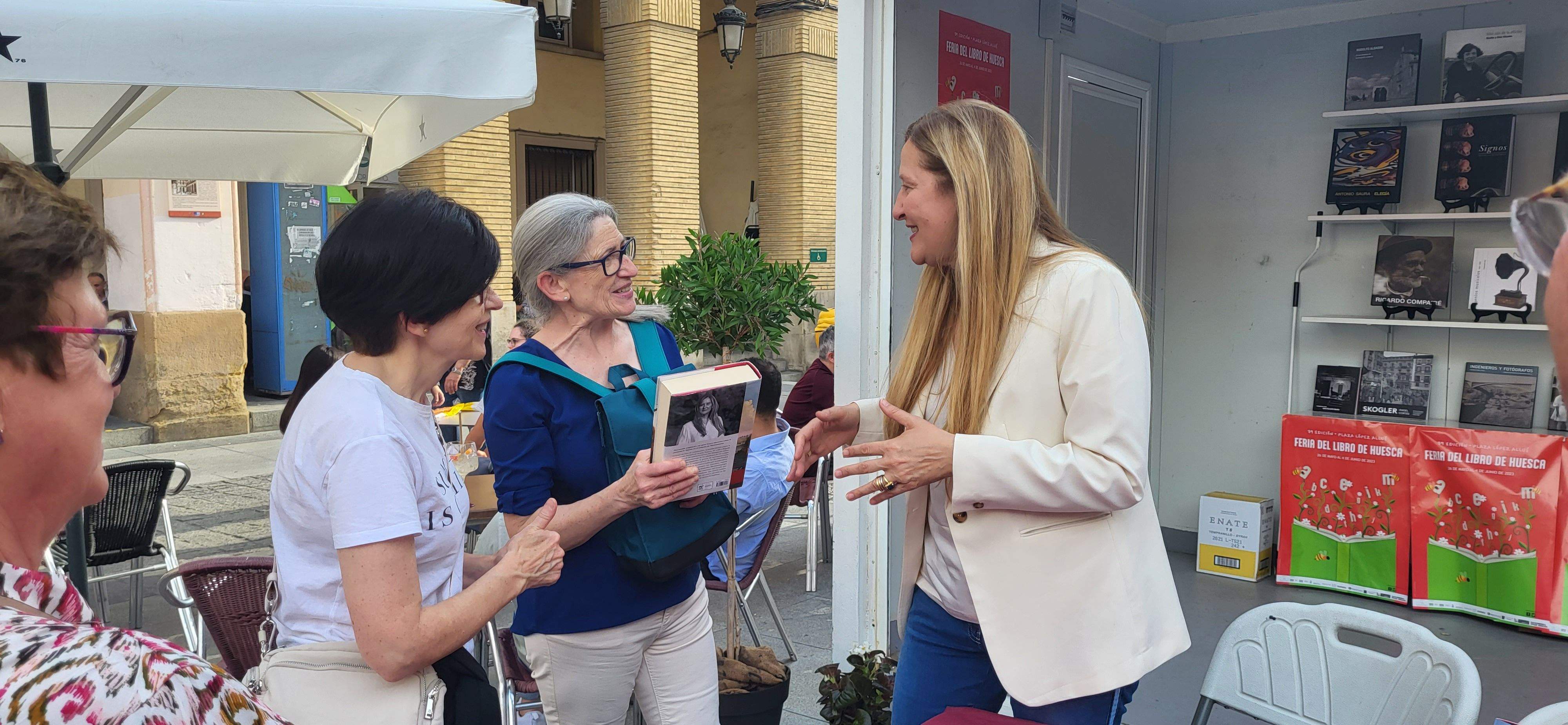 Luz Gabás en la Feria del Libro de Huesca. Foto Mercedes Manterola