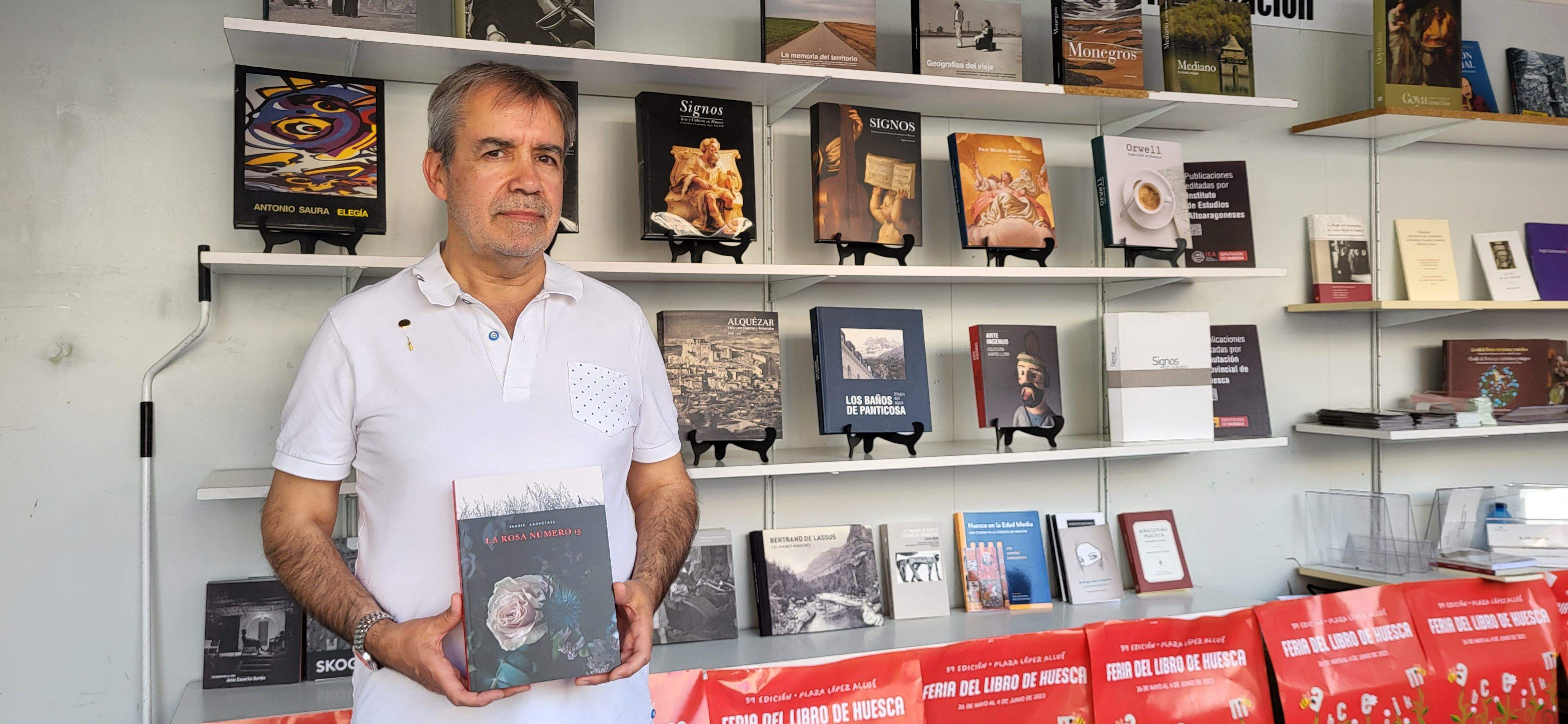 Ignacio Goded de Ballarín con "La rosa número 15" en la Feria del Libro de Huesca.