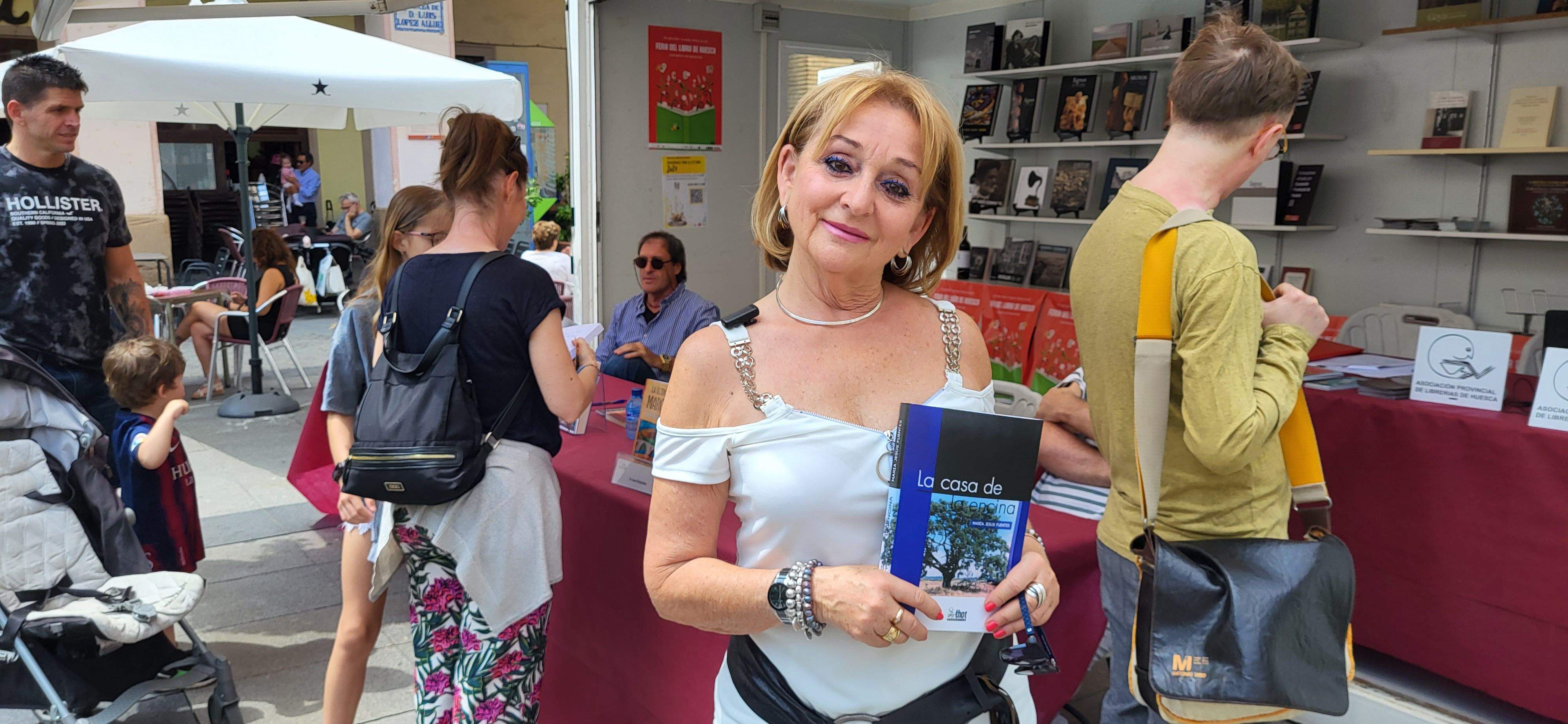 Chus Fuentes en la Feria del Libro de Huesca con su novela "La casa de la encina".