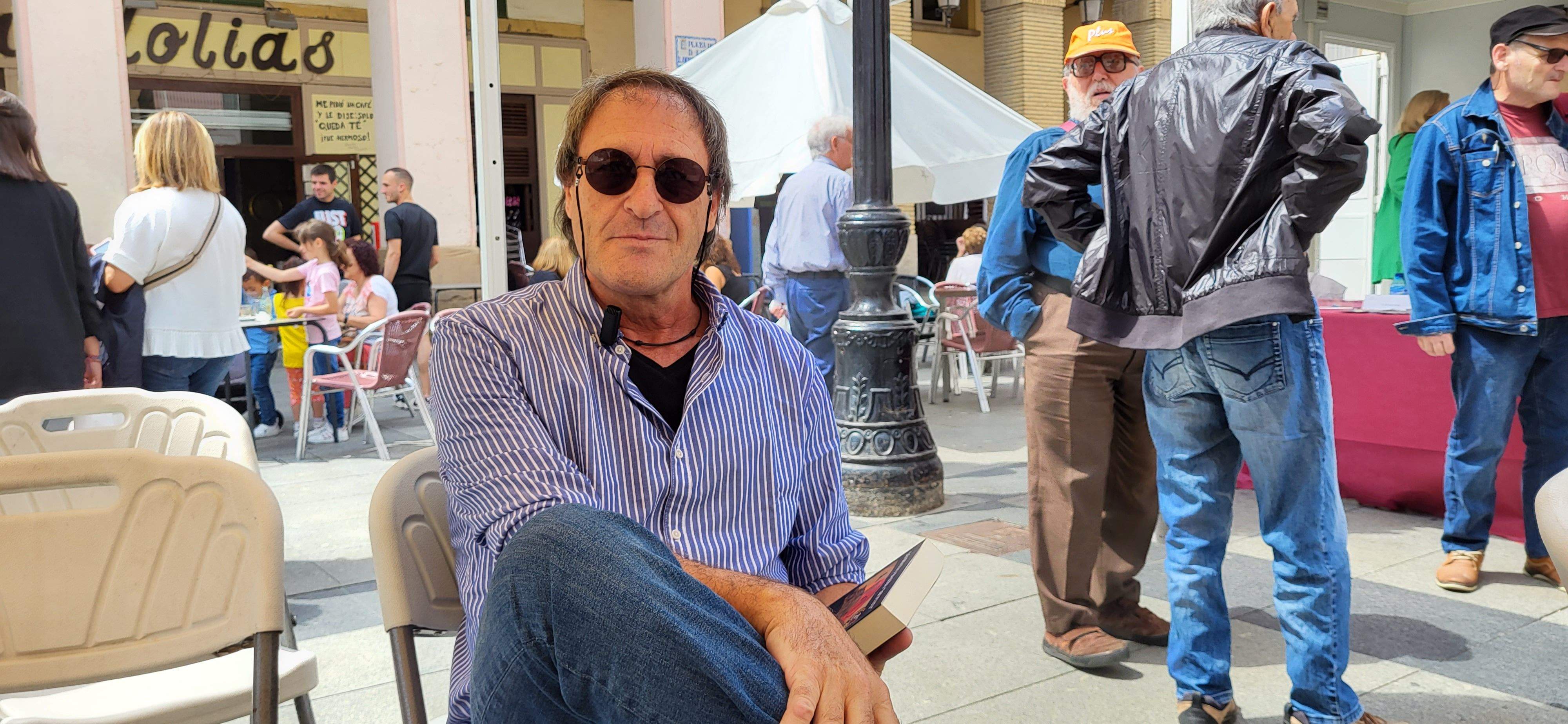 Mariano Badía en la Feria del Libro de Huesca con su obra "Psicosis en Torreciudad".