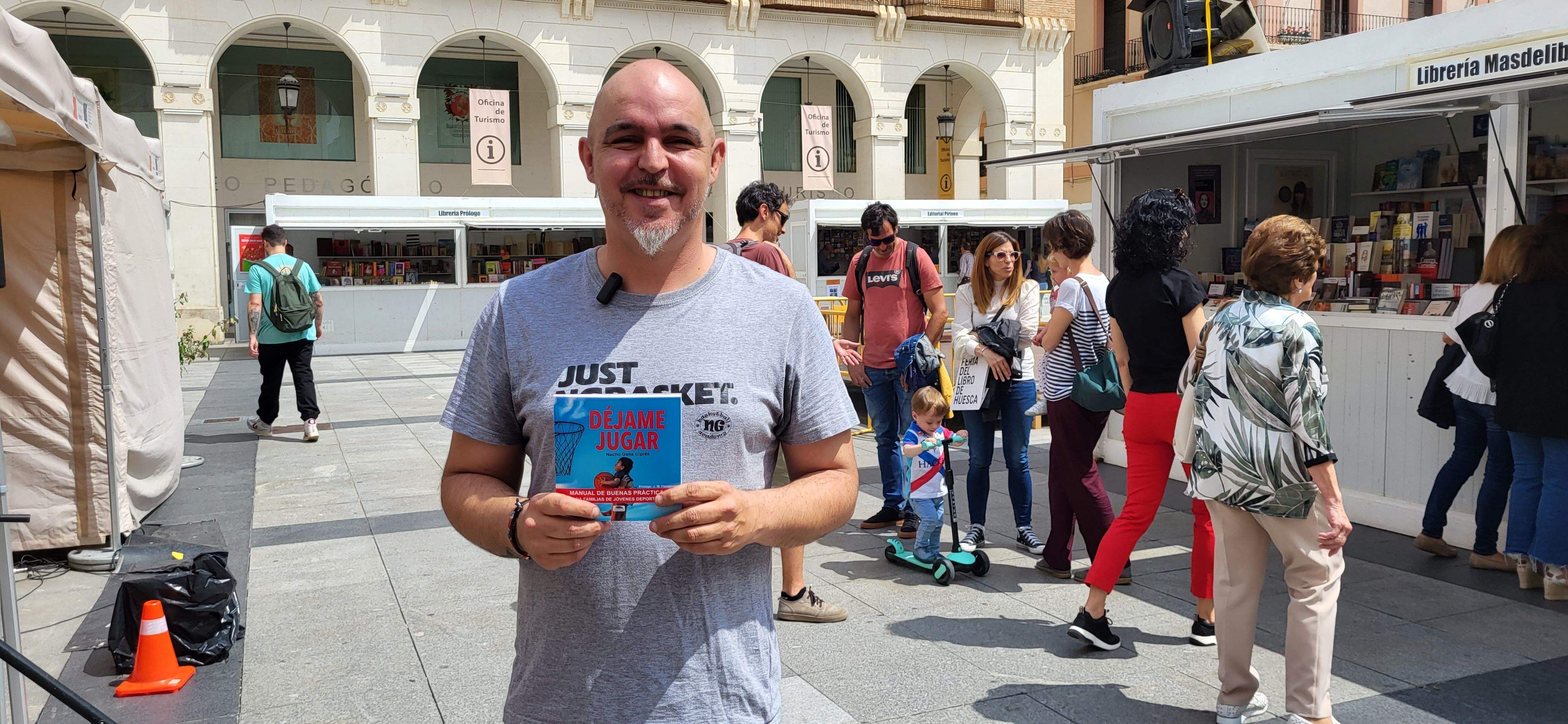 Nacho Gella ha presentado "Déjame jugar" en la Feria del Libro de Huesca.