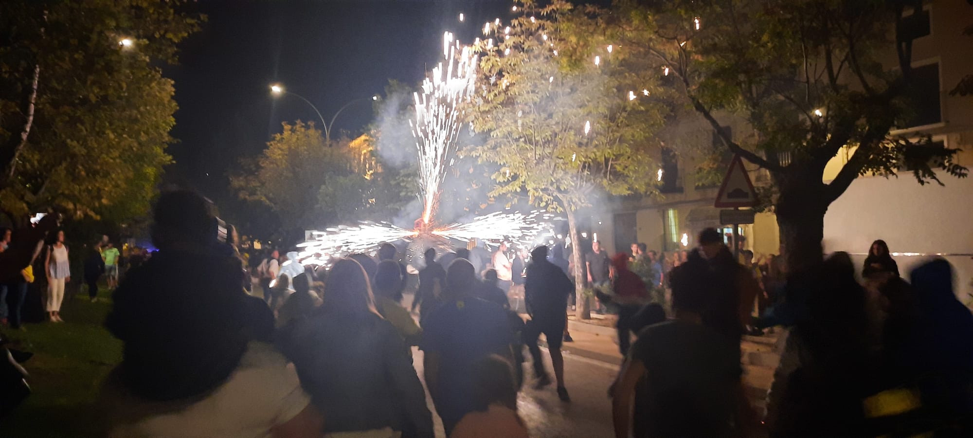 Chupinazo y cabalgata de las fiestas de Ayerbe. Foto Ayuntamiento de Ayerbe