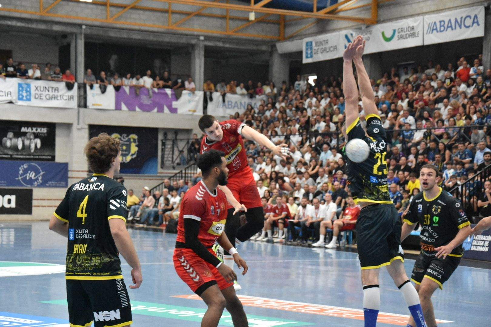 Domingo Mosquera, jugador del Bada Huesca, se eleva para lanzar en el choque ante Cangas en O Gatañal. Foto: Raúl Fonseca