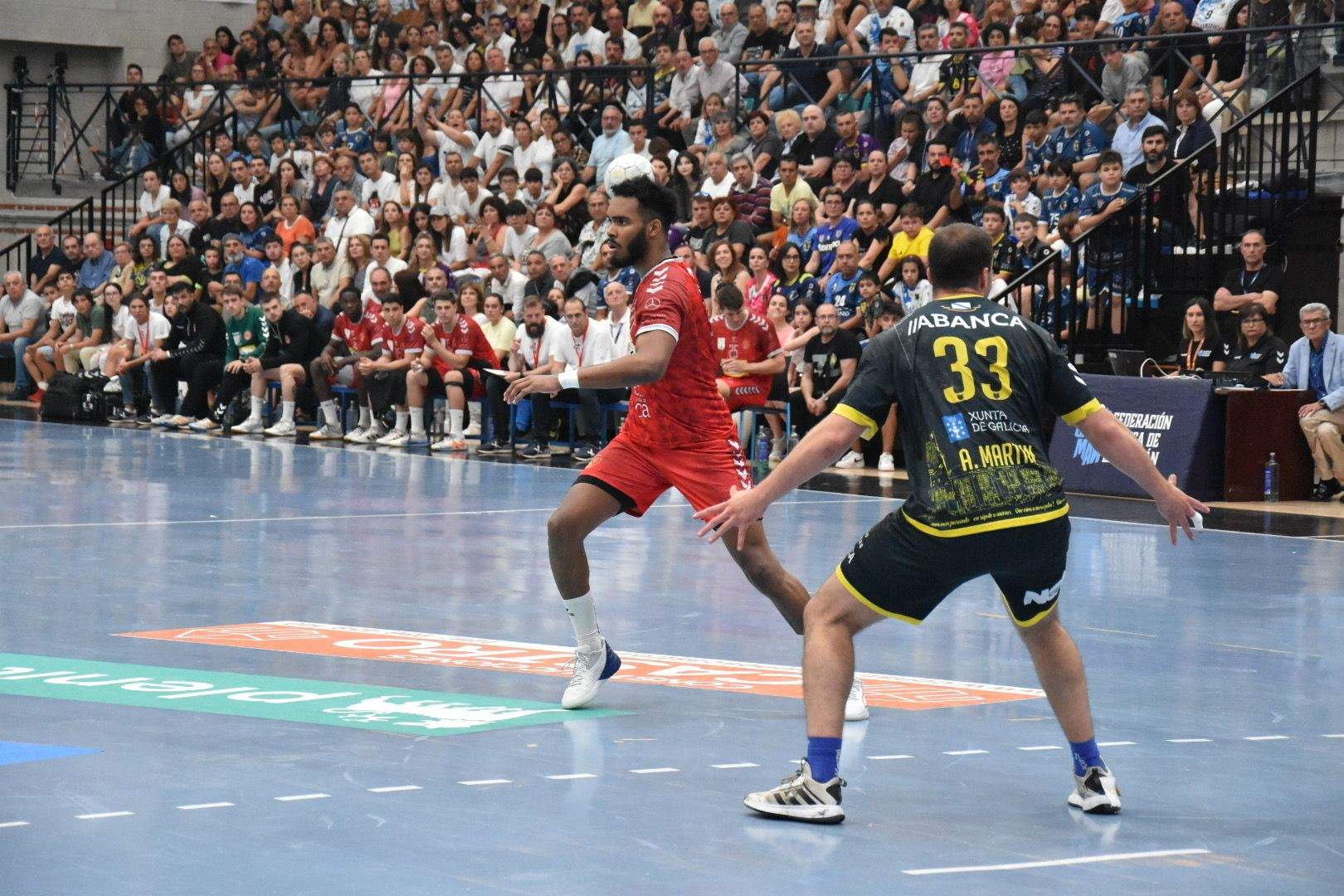 Un momento del partido en O Gatañal. Foto: Raúl Fonseca