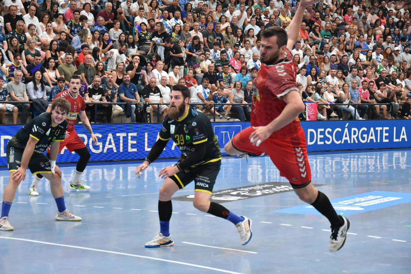 Un momento del partido en O Gatañal. Foto: Raúl Fonseca