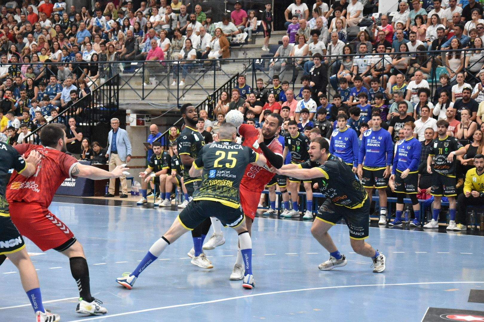 Un momento del partido en O Gatañal. Foto: Raúl Fonseca