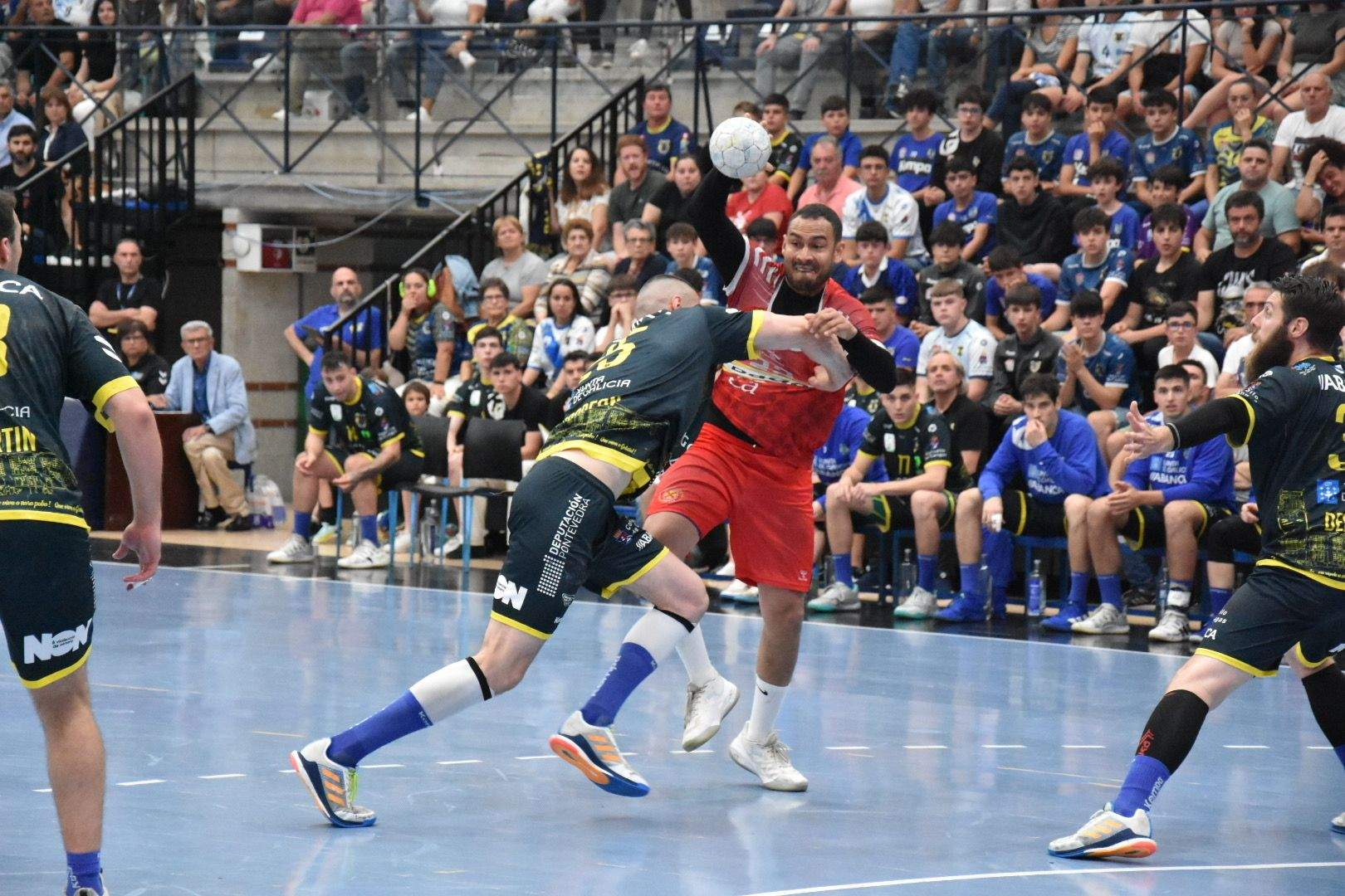 Un momento del partido en O Gatañal. Foto: Raúl Fonseca