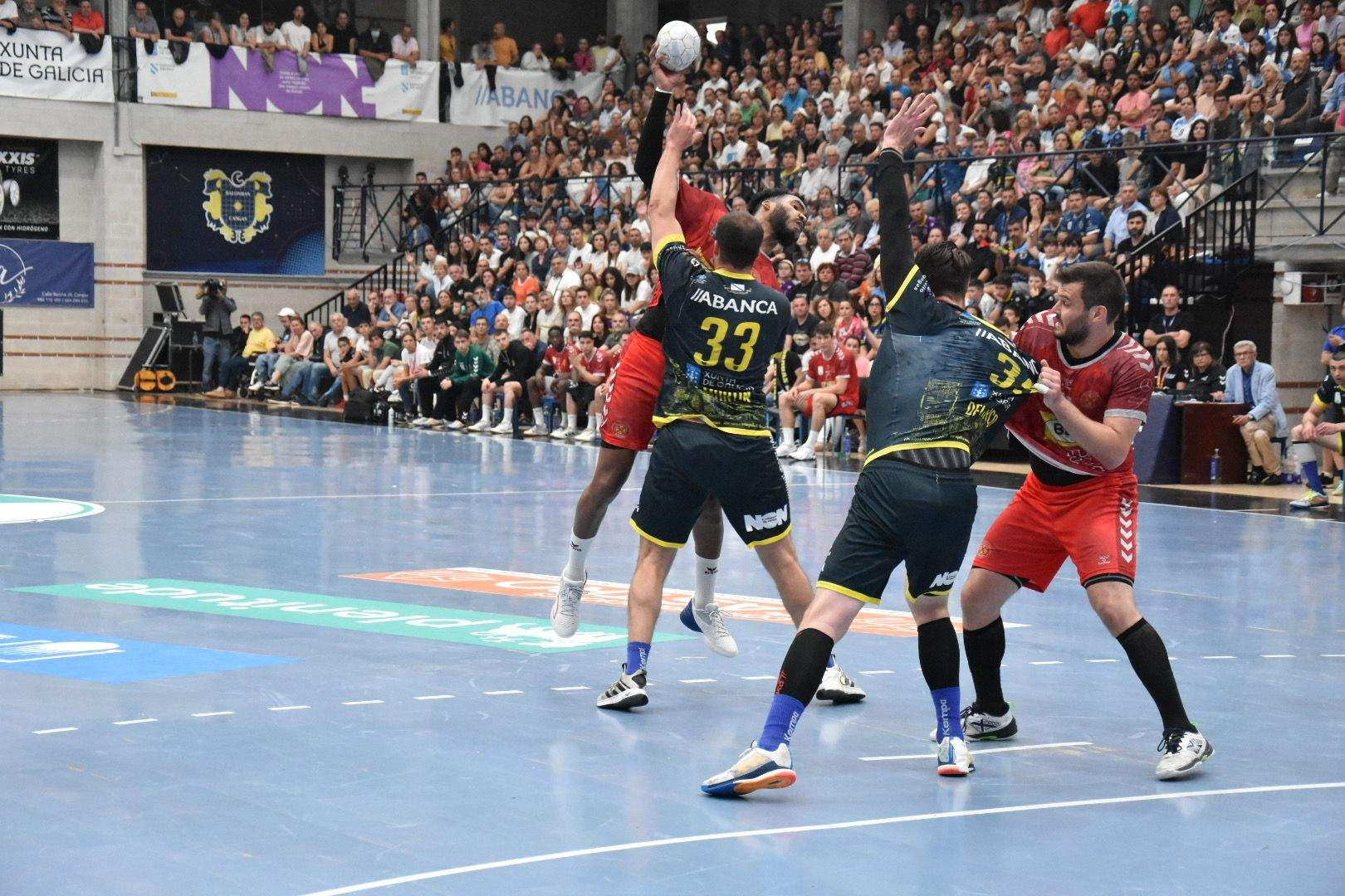 Un momento del partido en O Gatañal. Foto: Raúl Fonseca