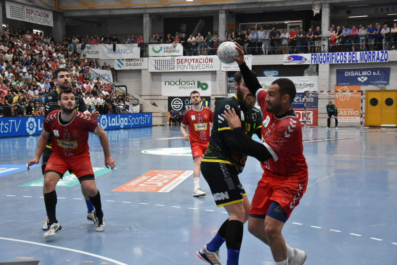 Un momento del partido en O Gatañal. Foto: Raúl Fonseca