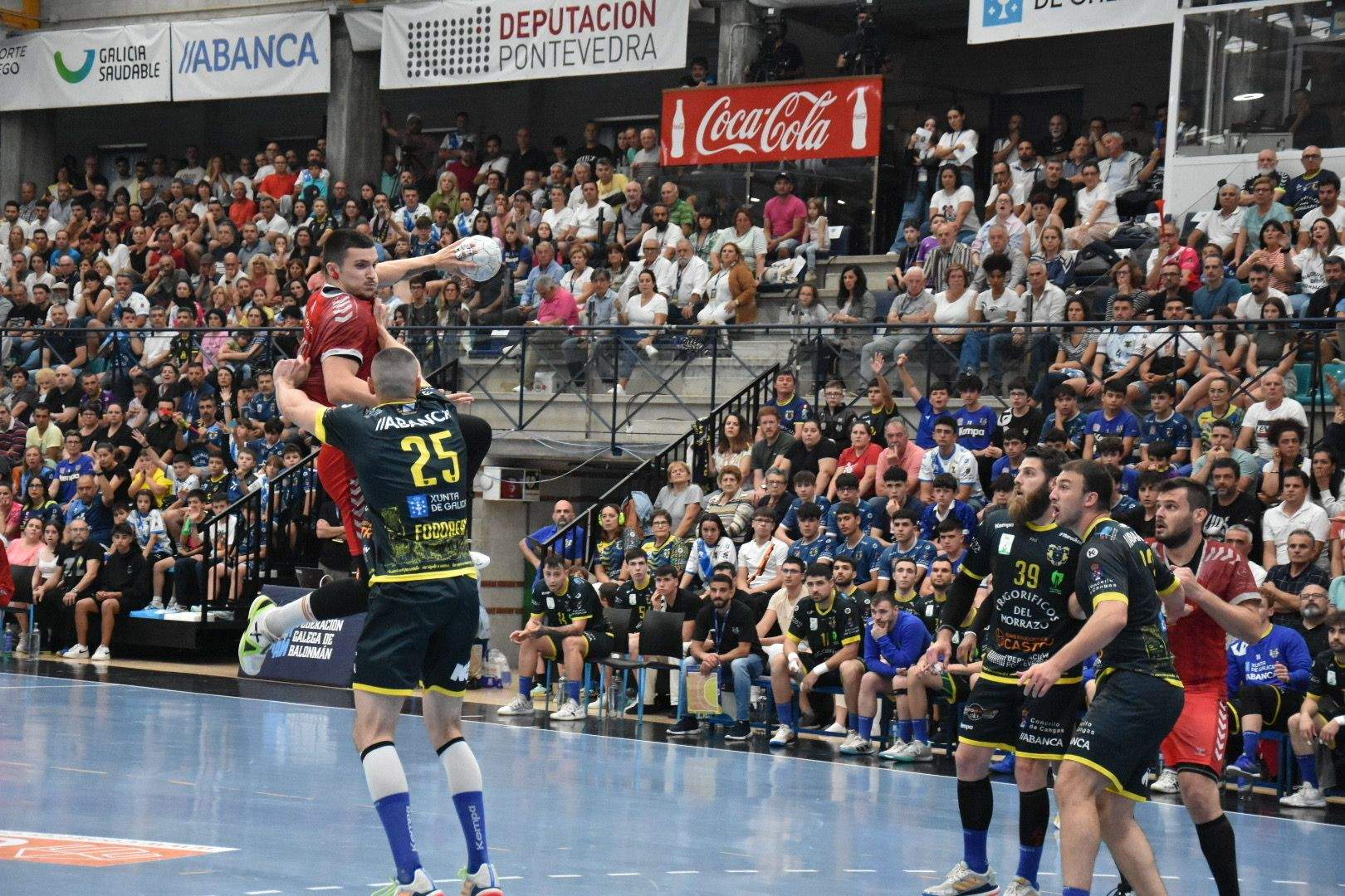 Un momento del partido en O Gatañal. Foto: Raúl Fonseca