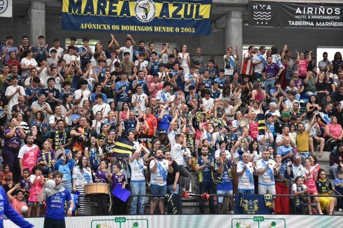 Un momento del partido en O Gatañal. Foto: Raúl Fonseca