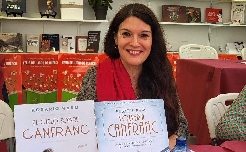 Rosario Raro con sus dos novelas sobre Canfranc en la Feria del Libro de Huesca. Foto J.G.A.